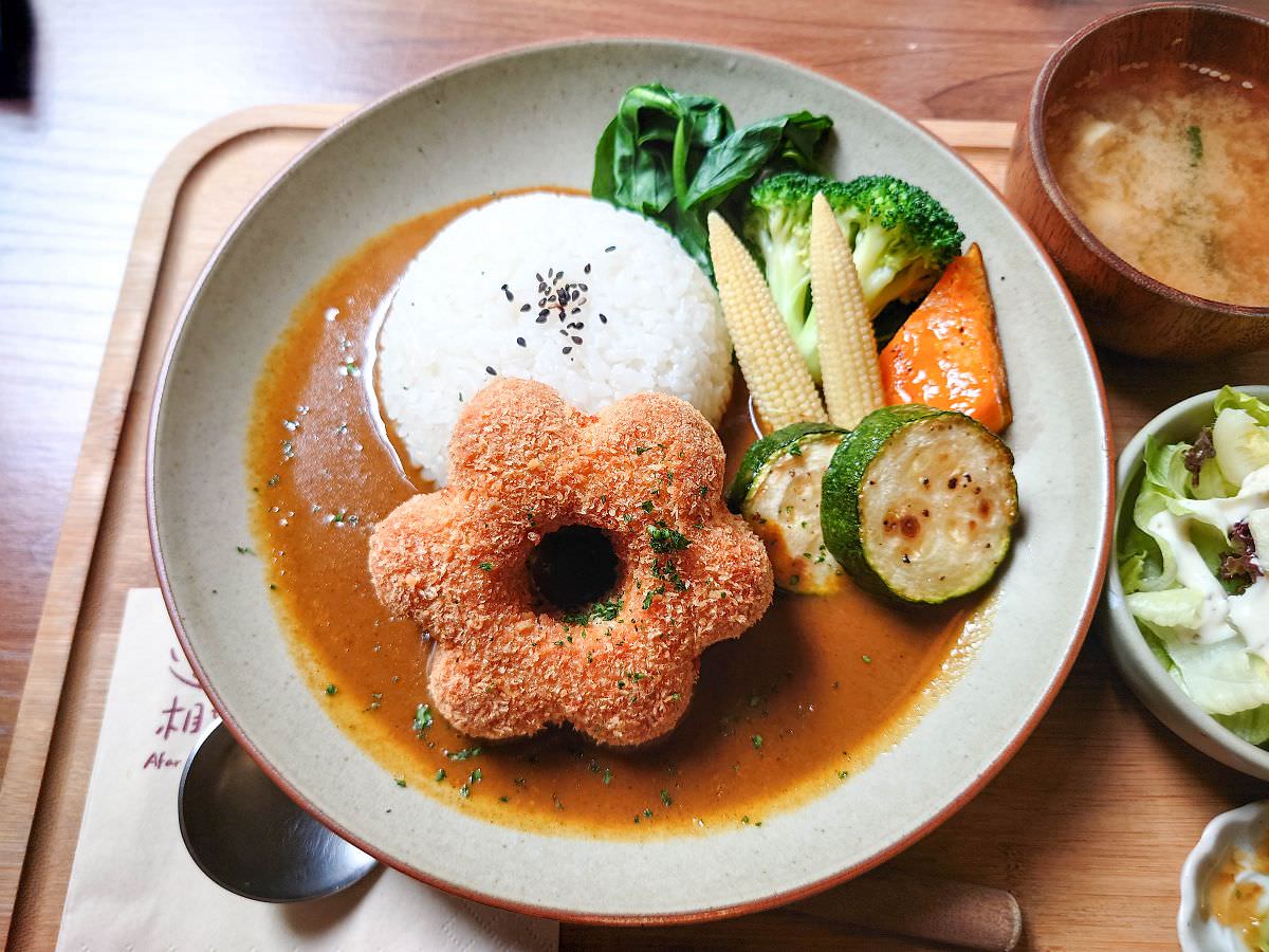 [食記][高雄市] 遙遙相望 — 逍遙園對面日式洋食館兼咖啡廳，可眺望逍遙園。