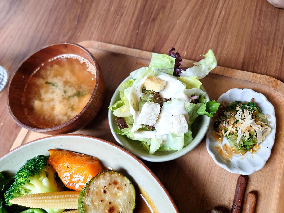 [食記][高雄市] 遙遙相望 — 逍遙園對面日式洋食館兼咖啡廳，可眺望逍遙園。