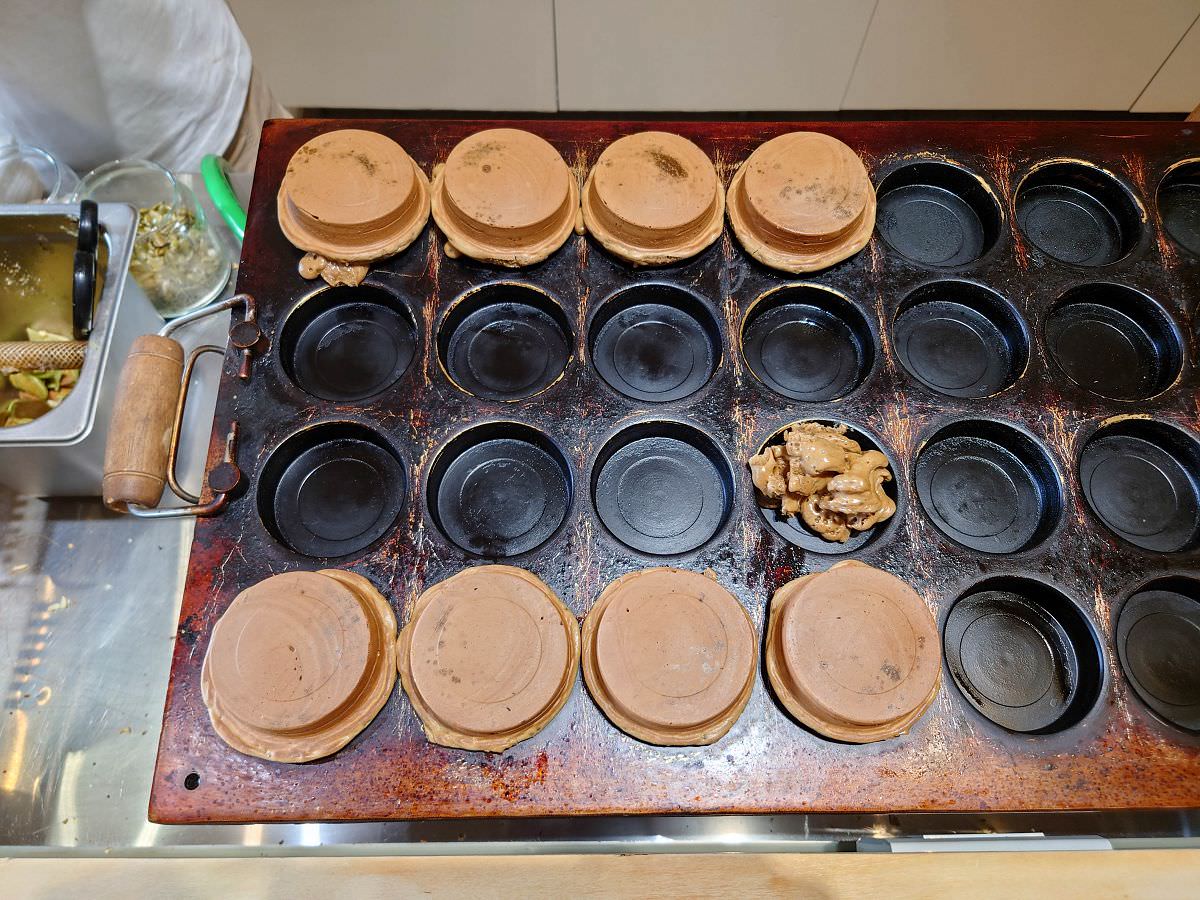 [食記][宜蘭縣][羅東鎮] 憨仔車輪餅 — 餡料很滿又真材實料的車輪餅，抹茶控必吃抹茶車輪餅。