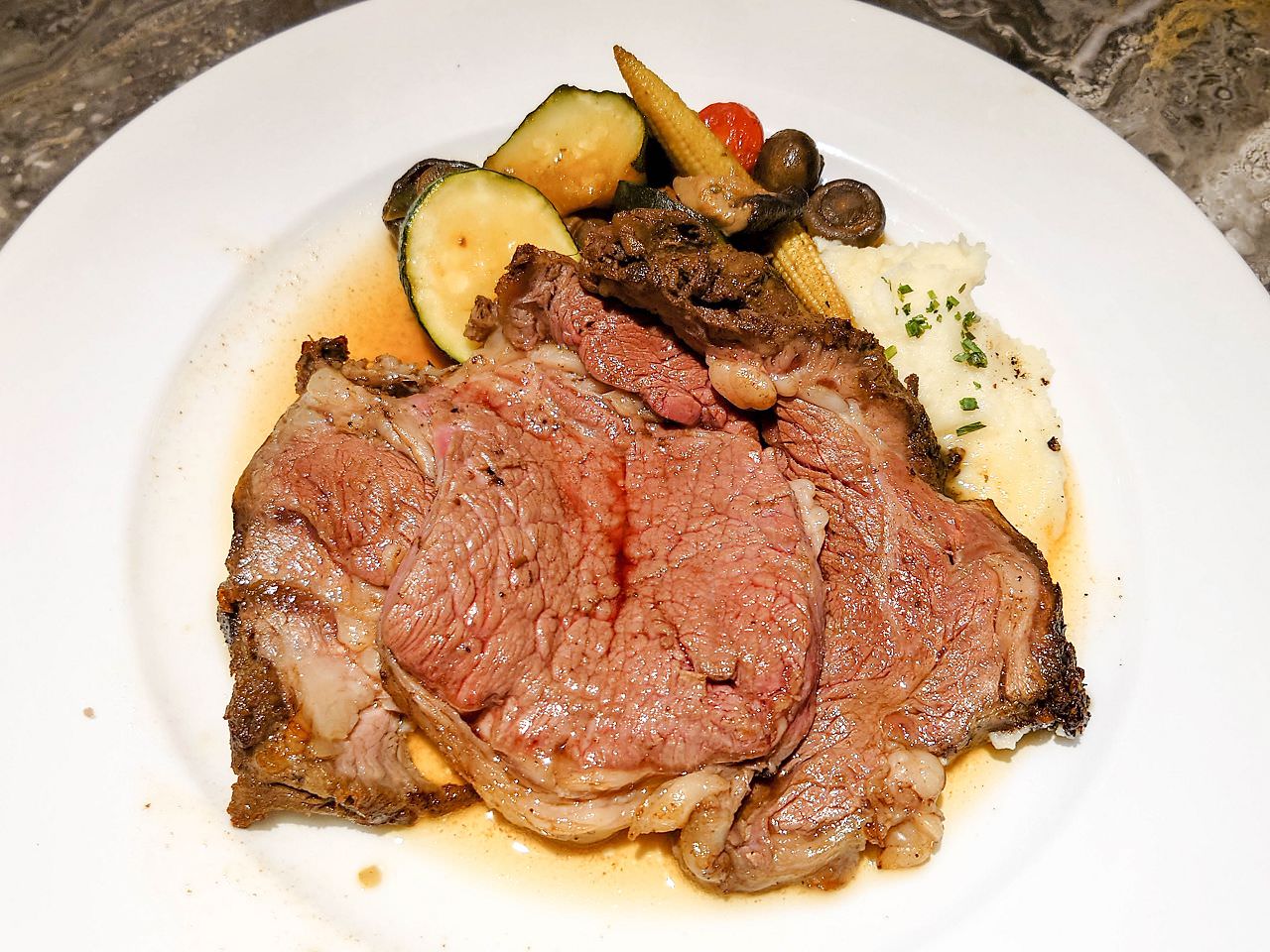 [食記][高雄市] A-Grill Steak House — 中央公園站附近乾式熟成牛排專賣餐廳