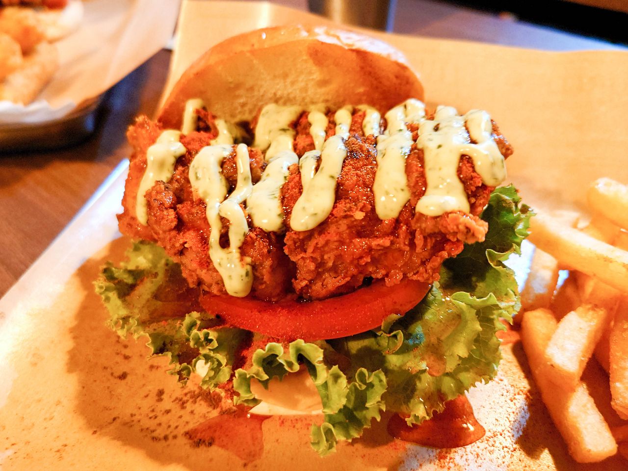 [食記][台北市] Clucking Good 美式餐廳 2部曲 — 香甜帶辣味尾勁味道多層次的辣蜂蜜雞堡
