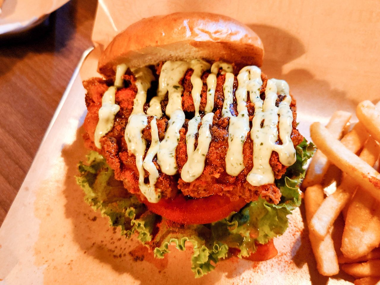 [食記][台北市] Clucking Good 美式餐廳 2部曲 — 香甜帶辣味尾勁味道多層次的辣蜂蜜雞堡