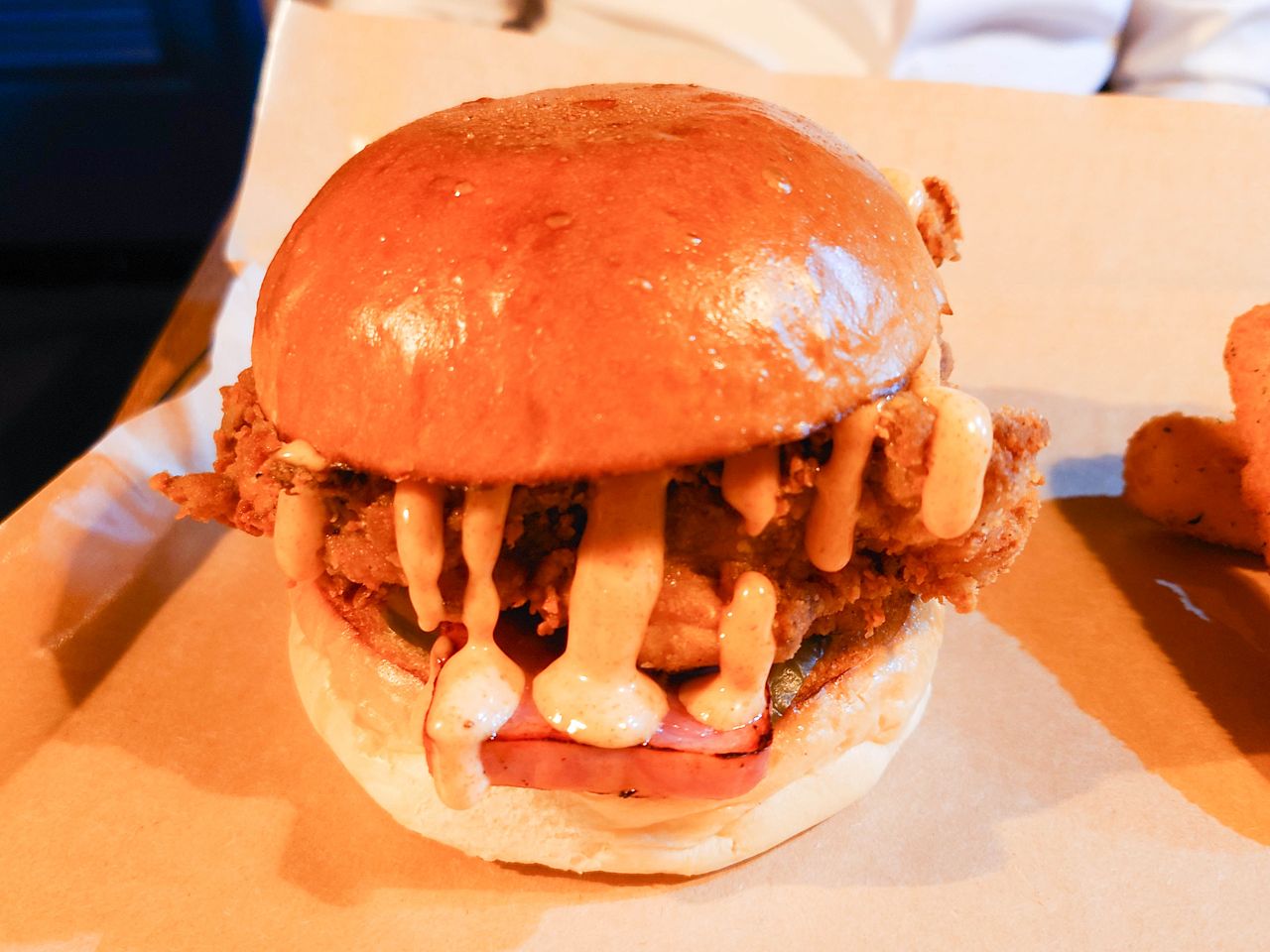 [食記][台北市] Clucking Good 美式餐廳 2部曲 — 香甜帶辣味尾勁味道多層次的辣蜂蜜雞堡