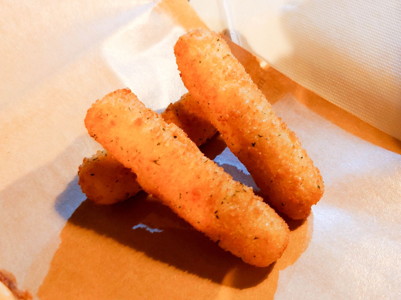 [食記][台北市] Clucking Good 美式餐廳 2部曲 — 香甜帶辣味尾勁味道多層次的辣蜂蜜雞堡