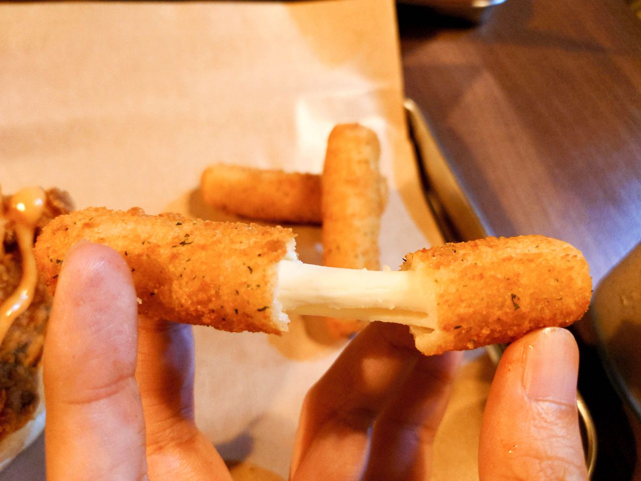 [食記][台北市] Clucking Good 美式餐廳 2部曲 — 香甜帶辣味尾勁味道多層次的辣蜂蜜雞堡