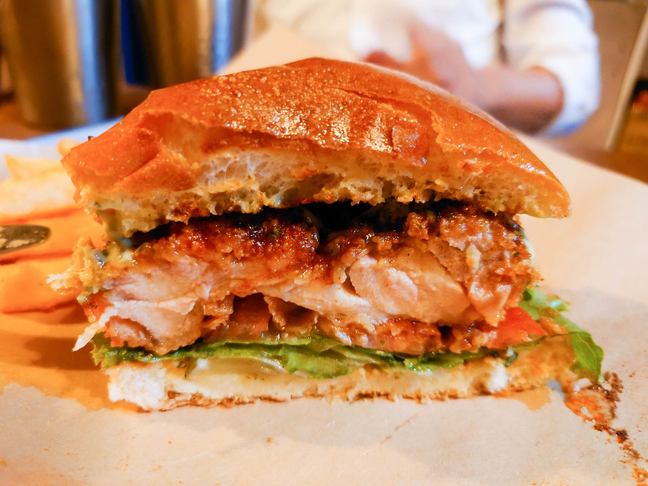 [食記][台北市] Clucking Good 美式餐廳 2部曲 — 香甜帶辣味尾勁味道多層次的辣蜂蜜雞堡