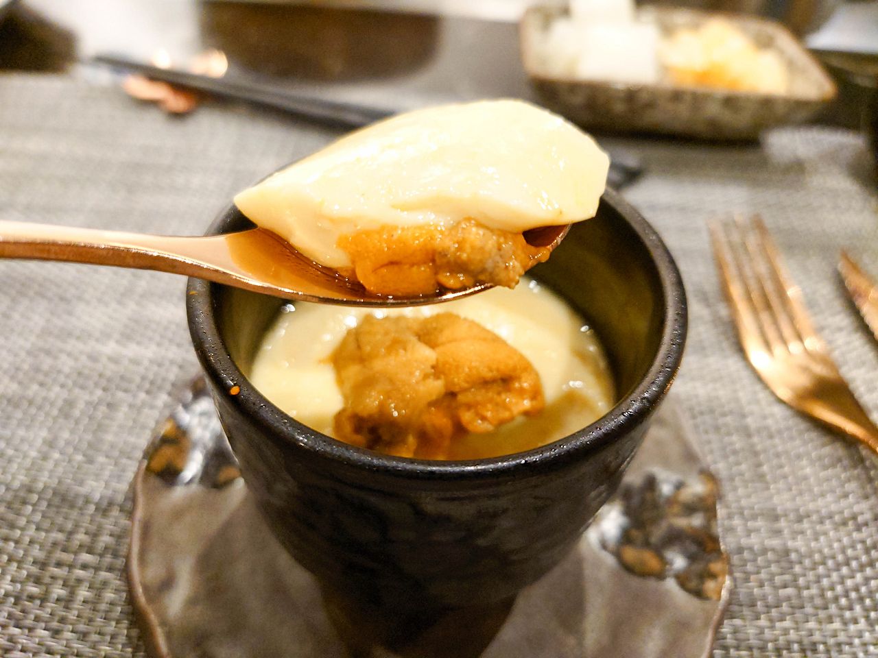 [食記][台北市] 明水然・樂-無菜單鐵板燒 信義松菸店 — 信義松菸商務聚餐、約會、慶生首選，推薦文青網紅最愛的人氣爆紅頂級無菜單鐵板燒就在信義松菸，不預約一定吃不到。