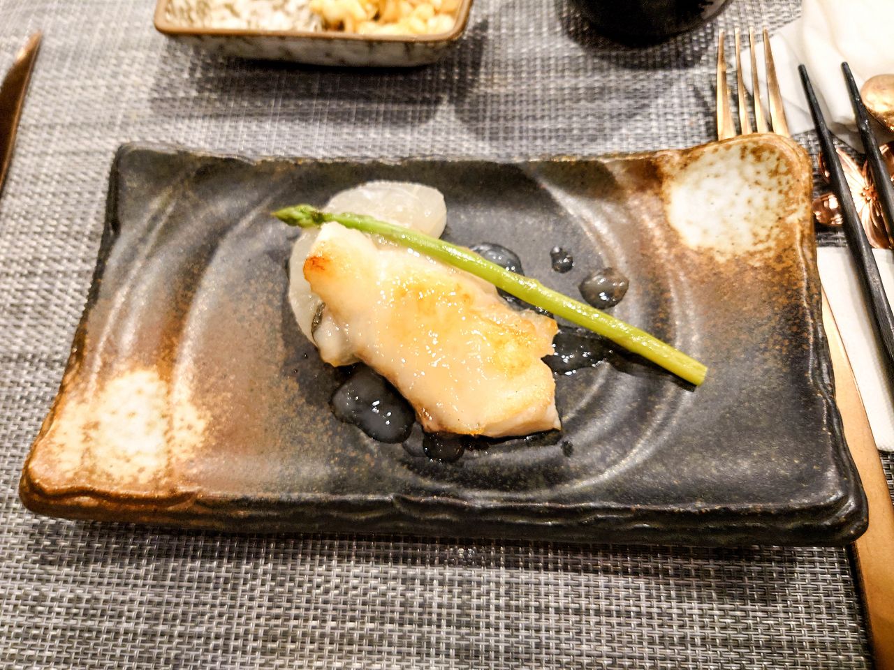 [食記][台北市] 明水然・樂-無菜單鐵板燒 信義松菸店 — 信義松菸商務聚餐、約會、慶生首選，推薦文青網紅最愛的人氣爆紅頂級無菜單鐵板燒就在信義松菸，不預約一定吃不到。