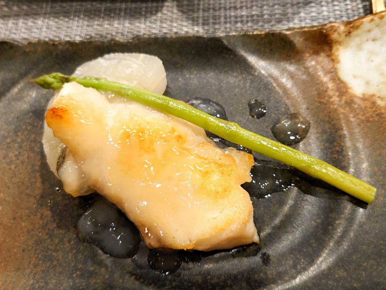 [食記][台北市] 明水然・樂-無菜單鐵板燒 信義松菸店 — 信義松菸商務聚餐、約會、慶生首選，推薦文青網紅最愛的人氣爆紅頂級無菜單鐵板燒就在信義松菸，不預約一定吃不到。