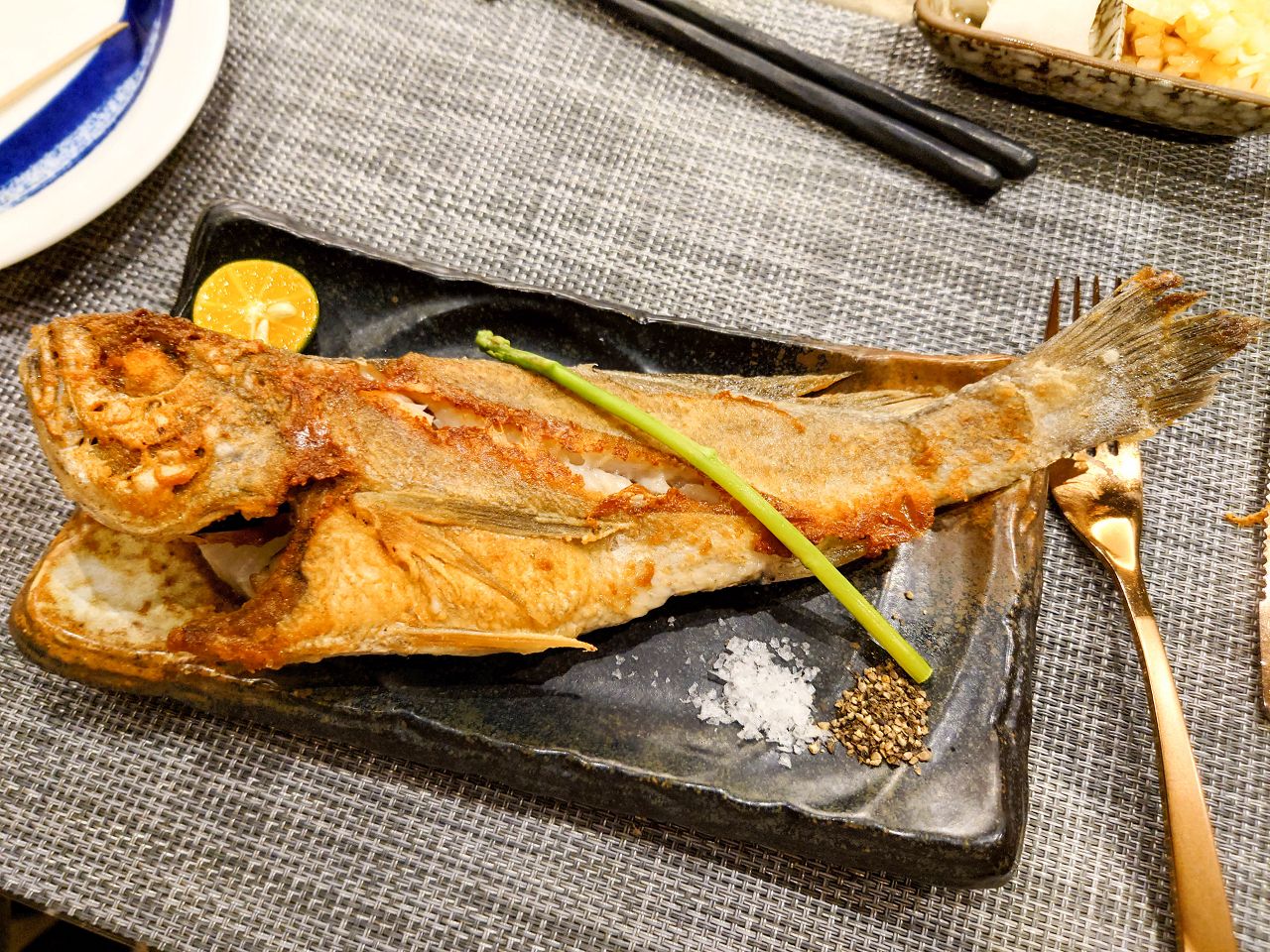 [食記][台北市] 明水然・樂-無菜單鐵板燒 信義松菸店 — 信義松菸商務聚餐、約會、慶生首選，推薦文青網紅最愛的人氣爆紅頂級無菜單鐵板燒就在信義松菸，不預約一定吃不到。