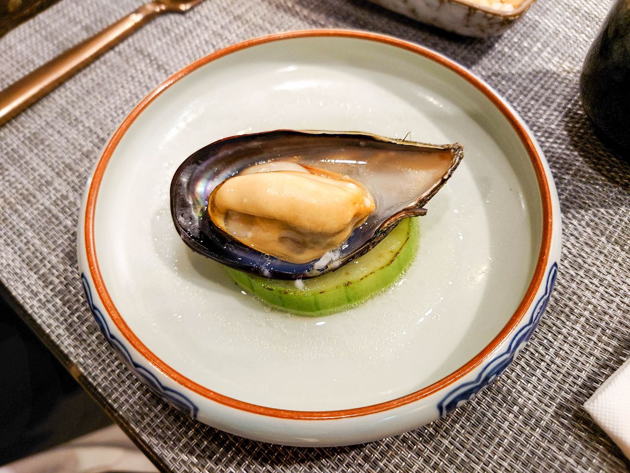 [食記][台北市] 明水然・樂-無菜單鐵板燒 信義松菸店 — 信義松菸商務聚餐、約會、慶生首選，推薦文青網紅最愛的人氣爆紅頂級無菜單鐵板燒就在信義松菸，不預約一定吃不到。