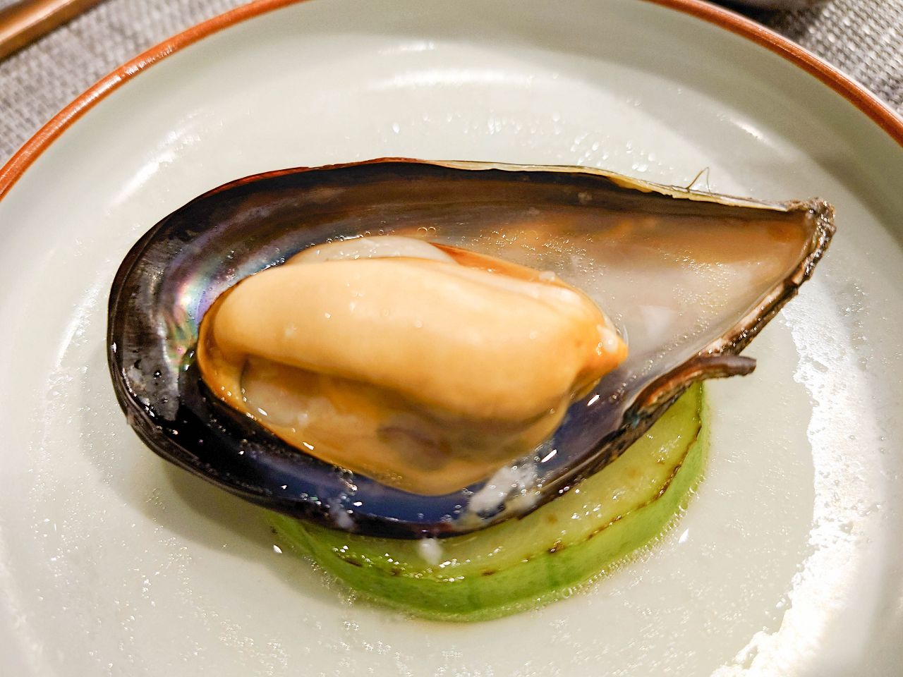 [食記][台北市] 明水然・樂-無菜單鐵板燒 信義松菸店 — 信義松菸商務聚餐、約會、慶生首選，推薦文青網紅最愛的人氣爆紅頂級無菜單鐵板燒就在信義松菸，不預約一定吃不到。