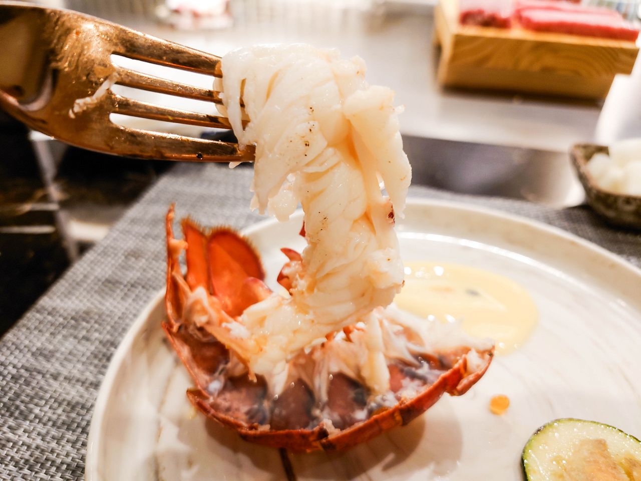 [食記][台北市] 明水然・樂-無菜單鐵板燒 信義松菸店 — 信義松菸商務聚餐、約會、慶生首選，推薦文青網紅最愛的人氣爆紅頂級無菜單鐵板燒就在信義松菸，不預約一定吃不到。