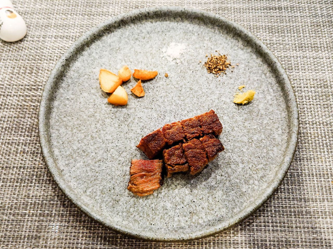 [食記][台北市] 明水然・樂-無菜單鐵板燒 信義松菸店 — 信義松菸商務聚餐、約會、慶生首選，推薦文青網紅最愛的人氣爆紅頂級無菜單鐵板燒就在信義松菸，不預約一定吃不到。