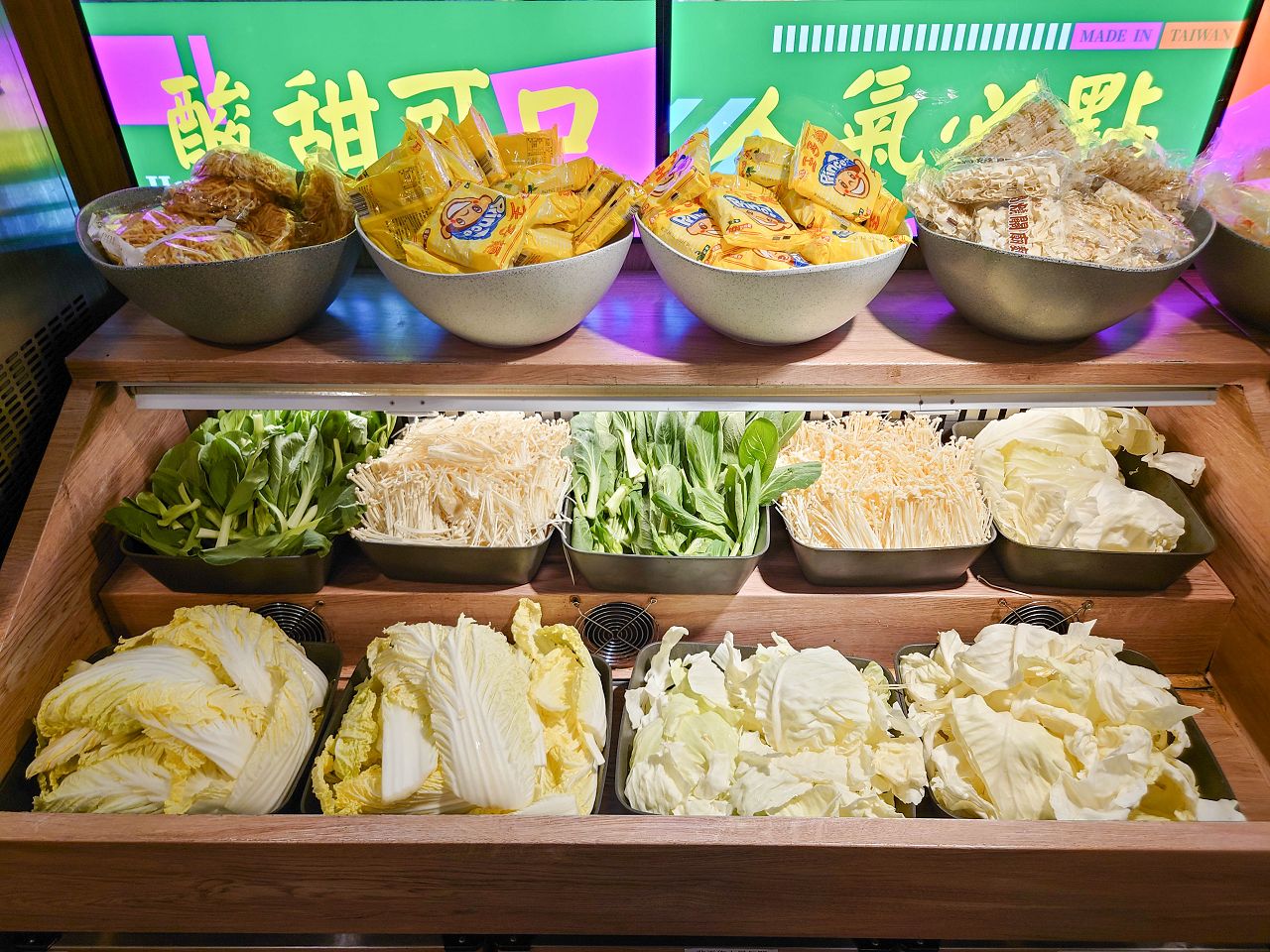 [食記][新北市][林口區] 狂一鍋 林口昕境店 — 網路票選新台式火鍋第1名，排隊人潮超驚人，從新北中和爆紅到林口。