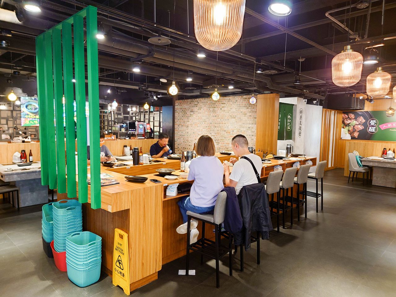 [食記][新北市][林口區] 狂一鍋 林口昕境店 — 網路票選新台式火鍋第1名，排隊人潮超驚人，從新北中和爆紅到林口。