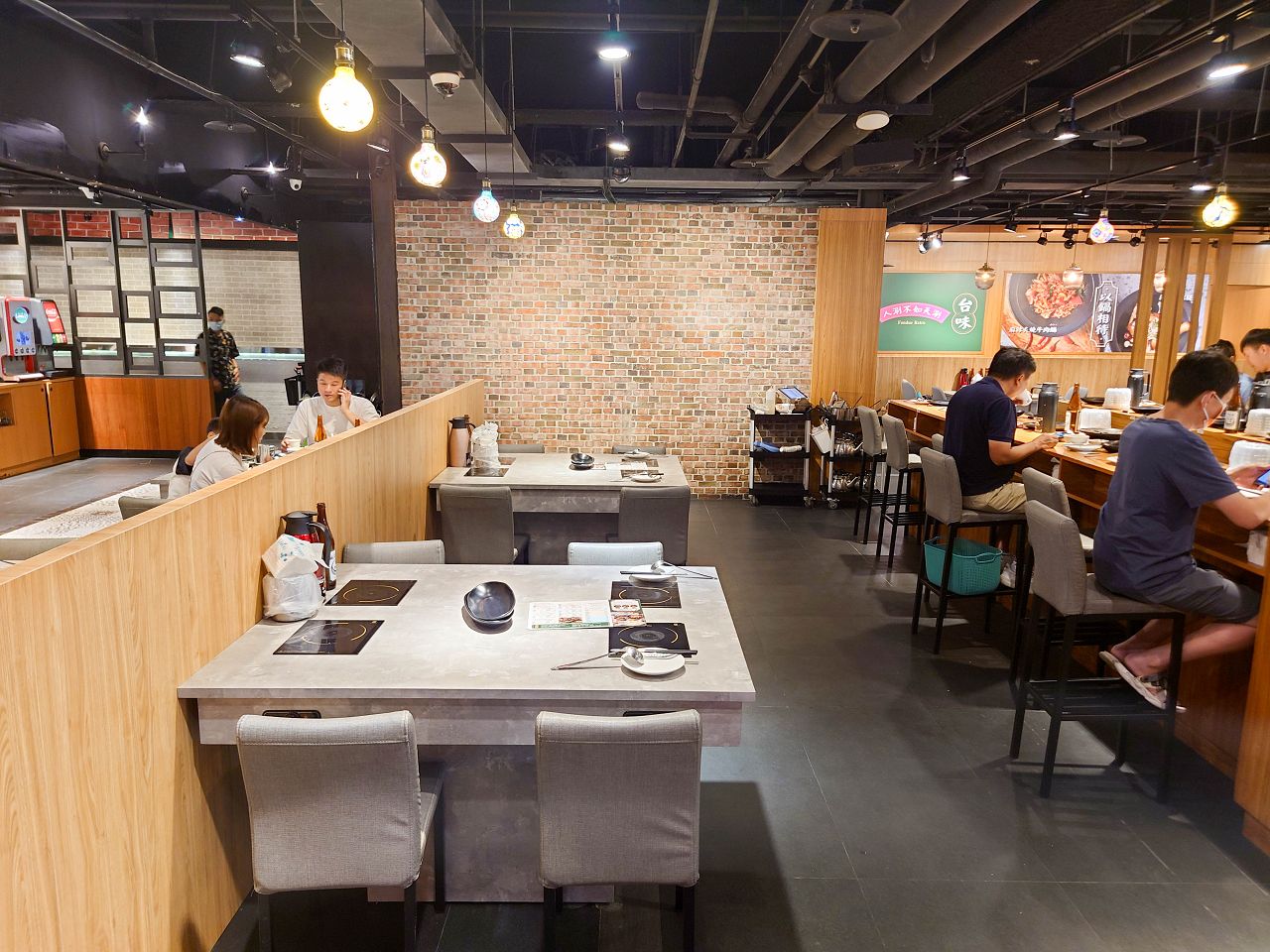 [食記][新北市][林口區] 狂一鍋 林口昕境店 — 網路票選新台式火鍋第1名，排隊人潮超驚人，從新北中和爆紅到林口。