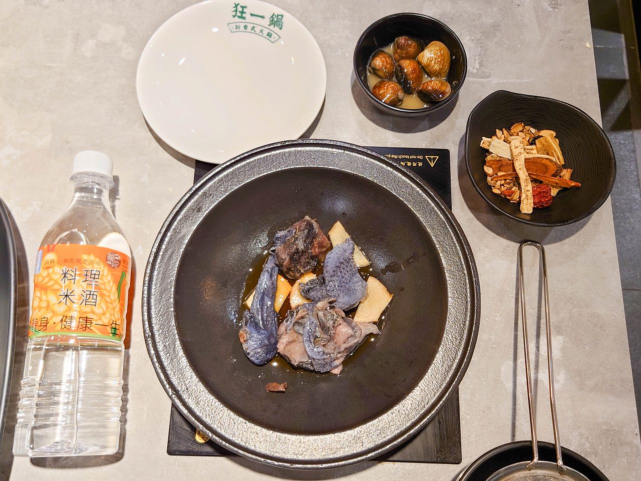 [食記][新北市][林口區] 狂一鍋 林口昕境店 — 網路票選新台式火鍋第1名，排隊人潮超驚人，從新北中和爆紅到林口。