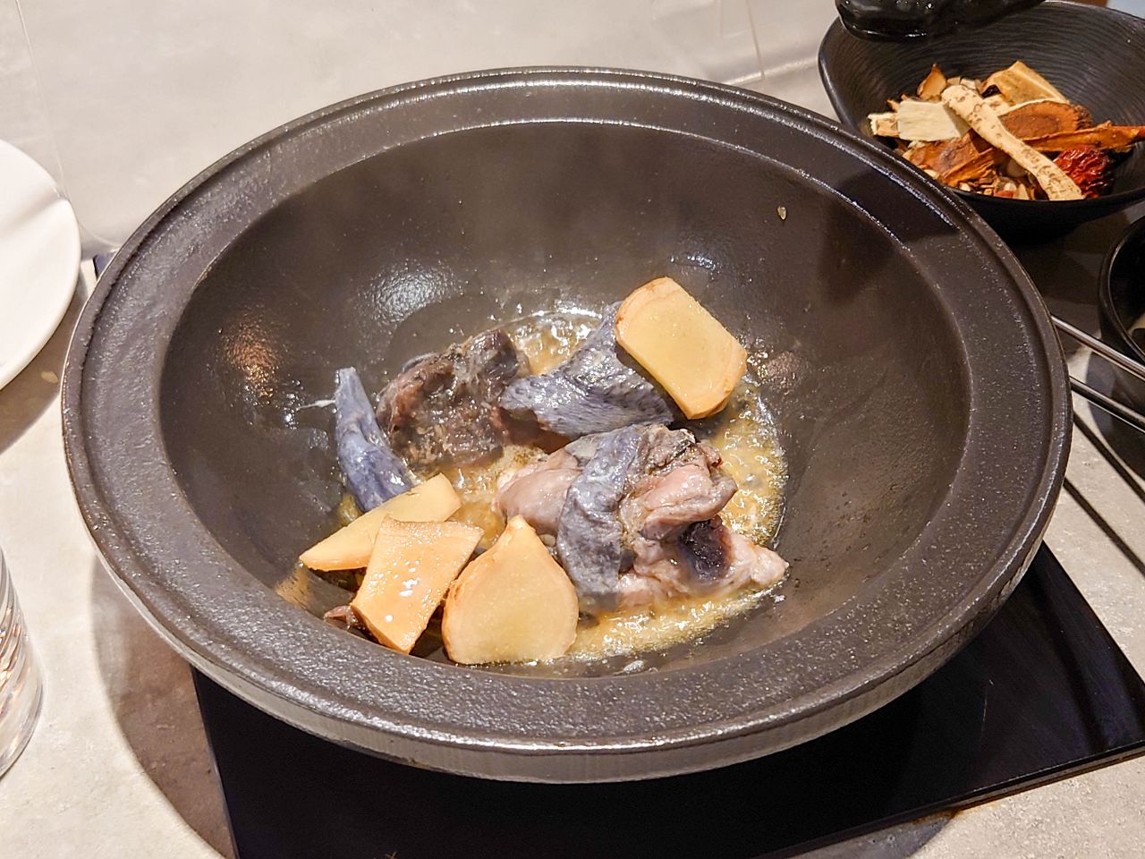 [食記][新北市][林口區] 狂一鍋 林口昕境店 — 網路票選新台式火鍋第1名，排隊人潮超驚人，從新北中和爆紅到林口。