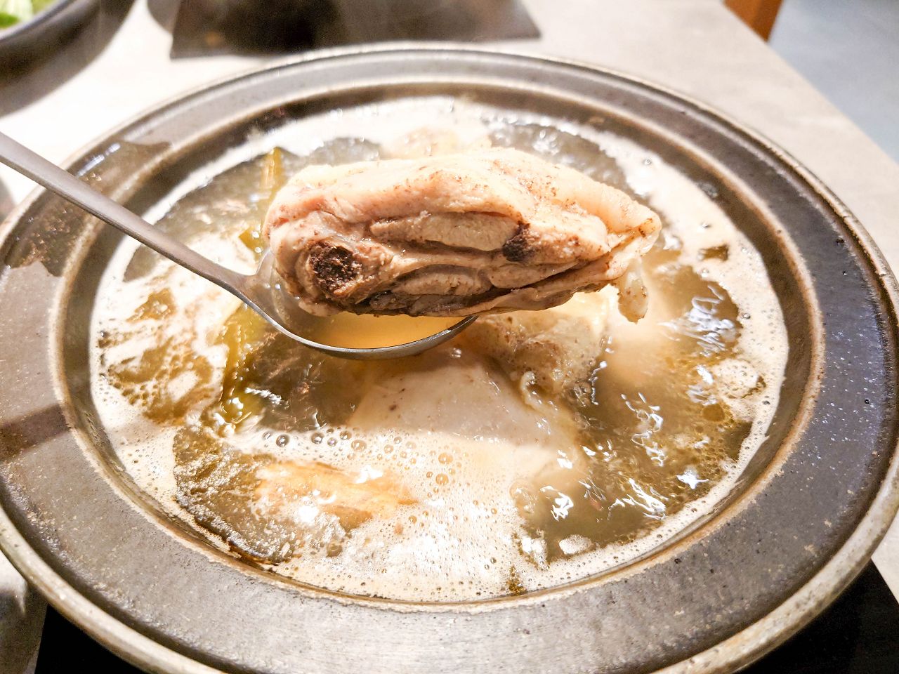 [食記][新北市][林口區] 狂一鍋 林口昕境店 — 網路票選新台式火鍋第1名，排隊人潮超驚人，從新北中和爆紅到林口。