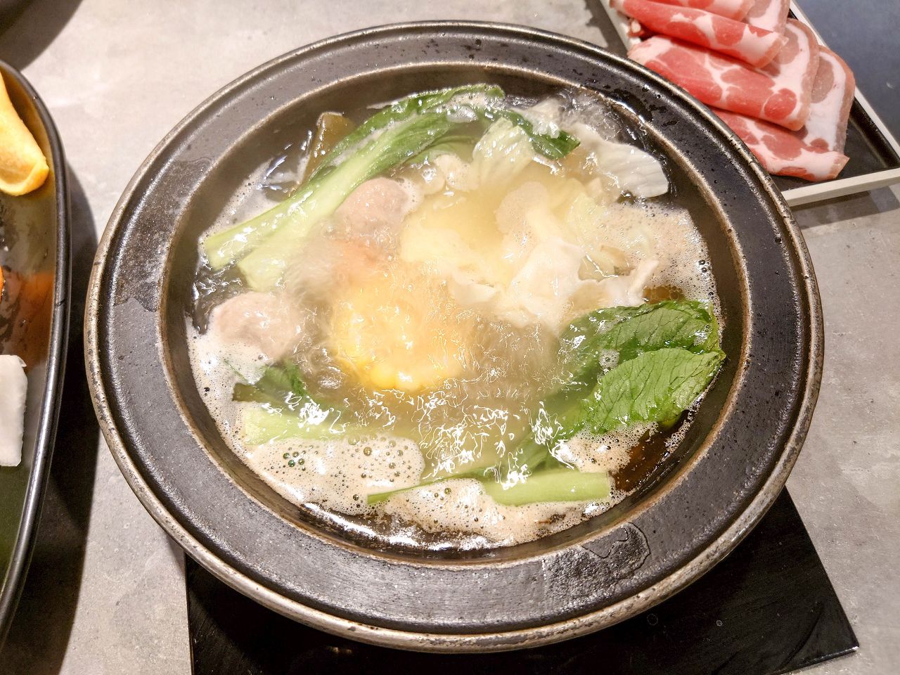 [食記][新北市][林口區] 狂一鍋 林口昕境店 — 網路票選新台式火鍋第1名，排隊人潮超驚人，從新北中和爆紅到林口。