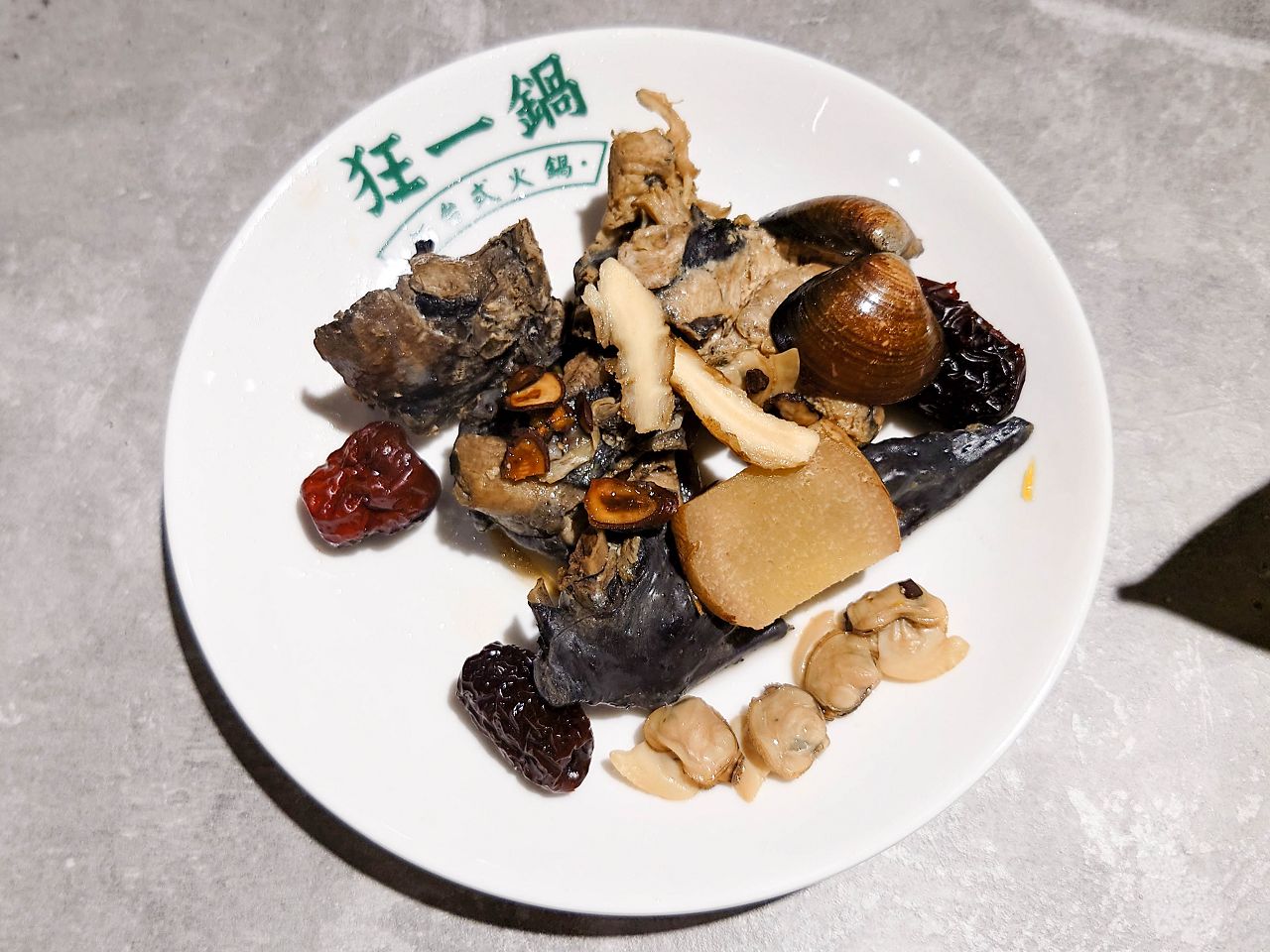 [食記][新北市][林口區] 狂一鍋 林口昕境店 — 網路票選新台式火鍋第1名，排隊人潮超驚人，從新北中和爆紅到林口。