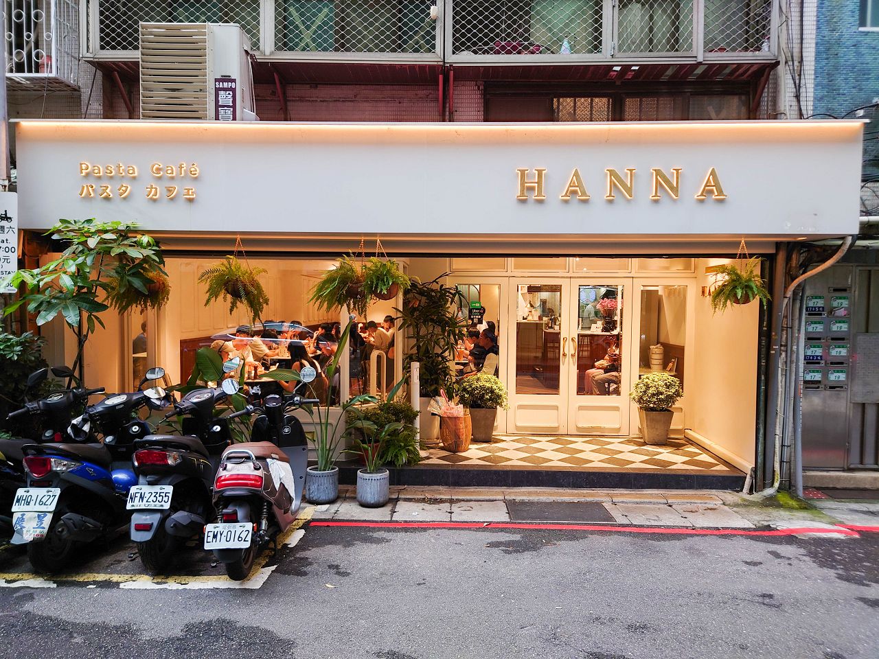 [食記][台北市] HANNA Pasta Café — 捷運市政府站附近巷弄內高人氣和風義大利麵專賣店，很特別的歐姆蛋明太子麵。