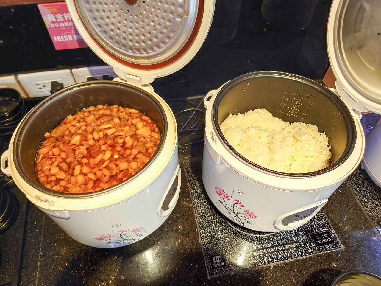 [食記][高雄市] 肉多多火鍋 高雄大順店 — 每人268元就能享有自助吧70多品吃到飽，高CP值火鍋好選擇，香氣十足的爆炒招牌石頭湯，適合涮煮酸菜魚的私房酸菜鍋。