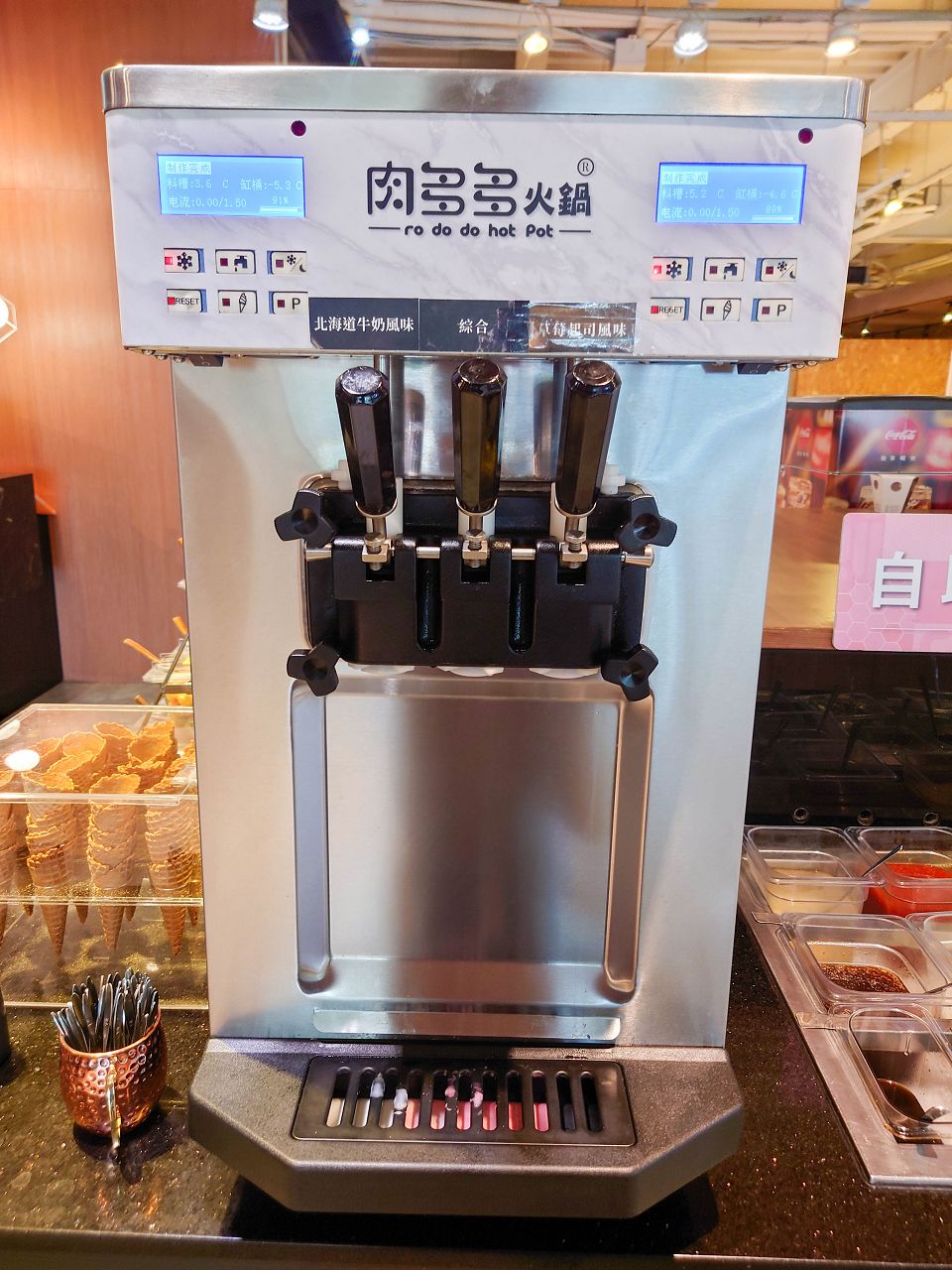 [食記][高雄市] 肉多多火鍋 高雄大順店 — 每人268元就能享有自助吧70多品吃到飽，高CP值火鍋好選擇，香氣十足的爆炒招牌石頭湯，適合涮煮酸菜魚的私房酸菜鍋。