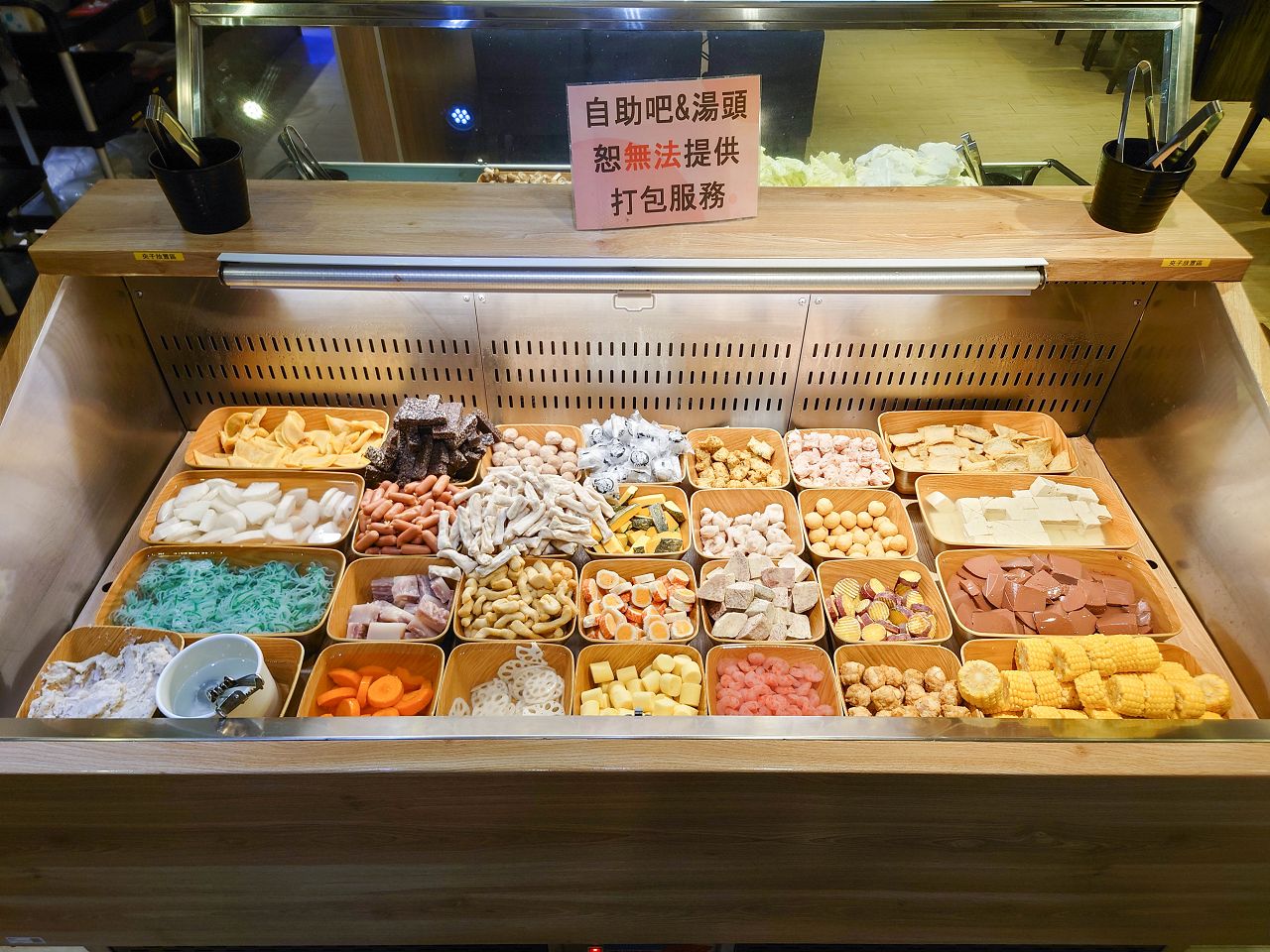 [食記][高雄市] 肉多多火鍋 高雄大順店 — 每人268元就能享有自助吧70多品吃到飽，高CP值火鍋好選擇，香氣十足的爆炒招牌石頭湯，適合涮煮酸菜魚的私房酸菜鍋。