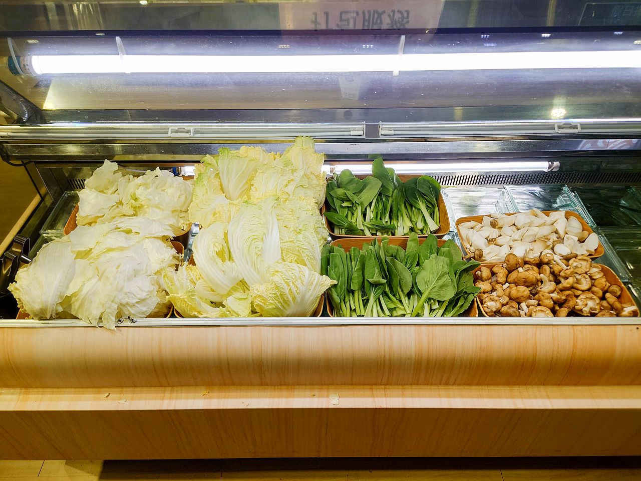 [食記][高雄市] 肉多多火鍋 高雄大順店 — 每人268元就能享有自助吧70多品吃到飽，高CP值火鍋好選擇，香氣十足的爆炒招牌石頭湯，適合涮煮酸菜魚的私房酸菜鍋。