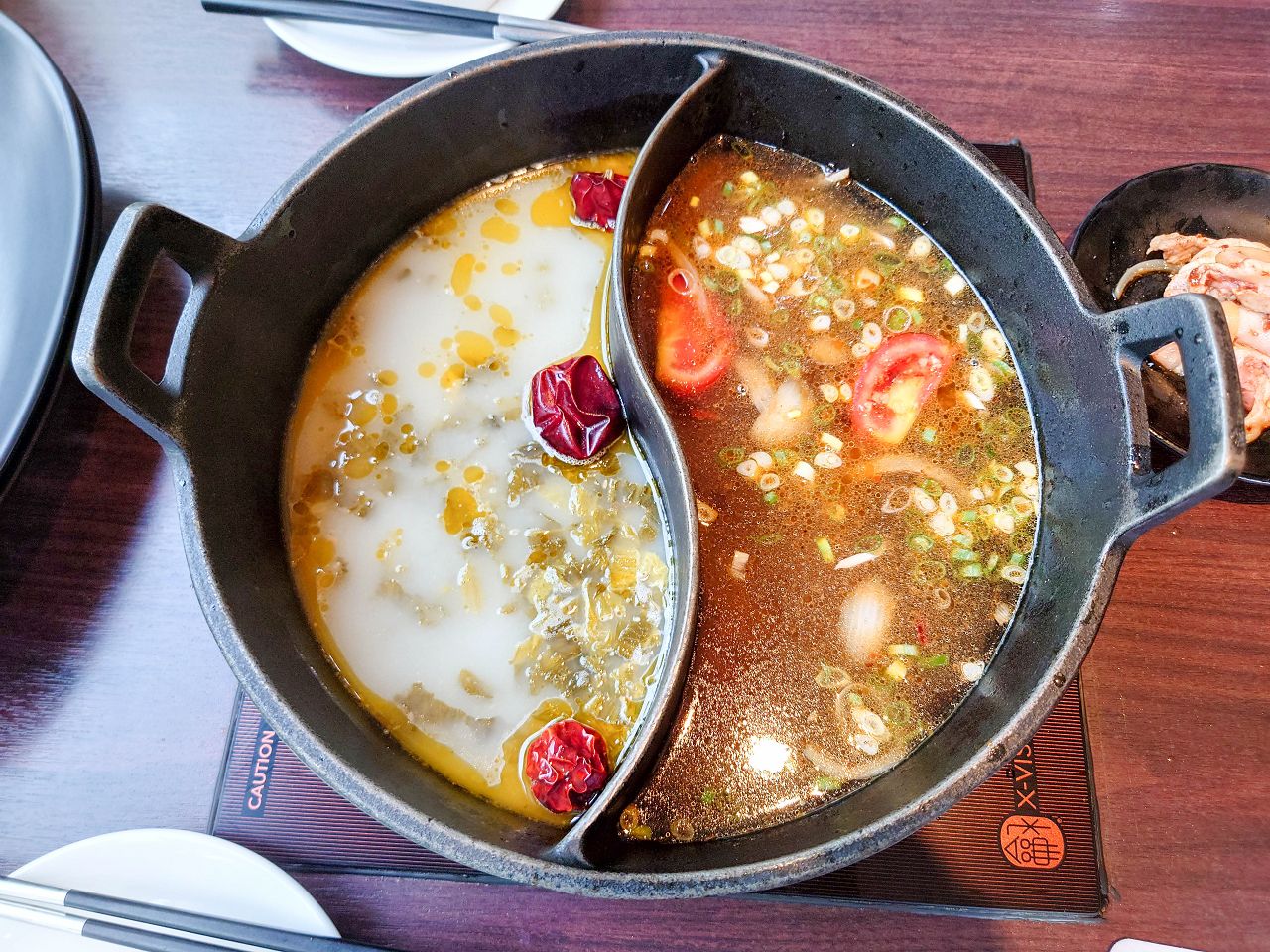 [食記][高雄市] 肉多多火鍋 高雄大順店 — 每人268元就能享有自助吧70多品吃到飽，高CP值火鍋好選擇，香氣十足的爆炒招牌石頭湯，適合涮煮酸菜魚的私房酸菜鍋。