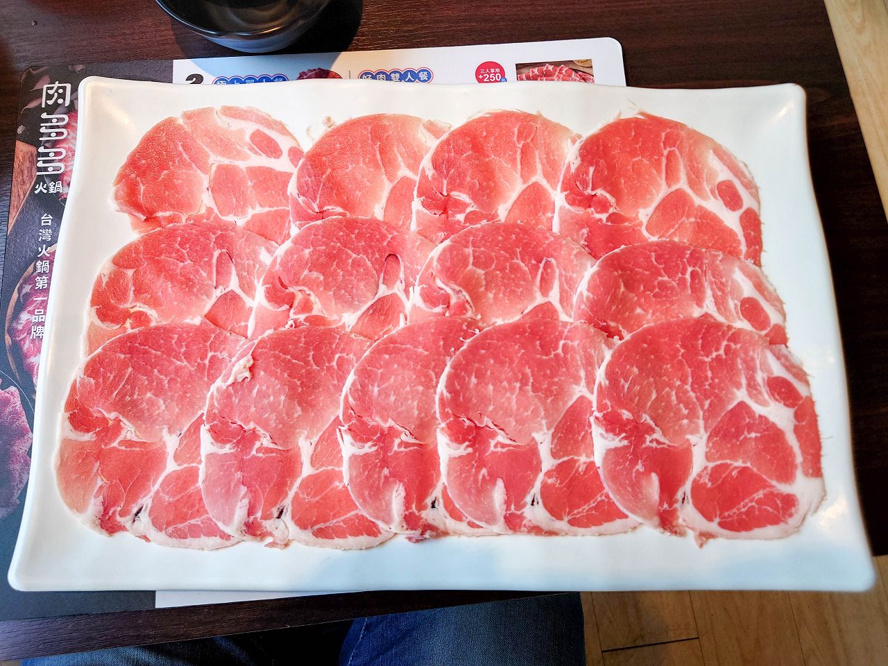[食記][高雄市] 肉多多火鍋 高雄大順店 — 每人268元就能享有自助吧70多品吃到飽，高CP值火鍋好選擇，香氣十足的爆炒招牌石頭湯，適合涮煮酸菜魚的私房酸菜鍋。