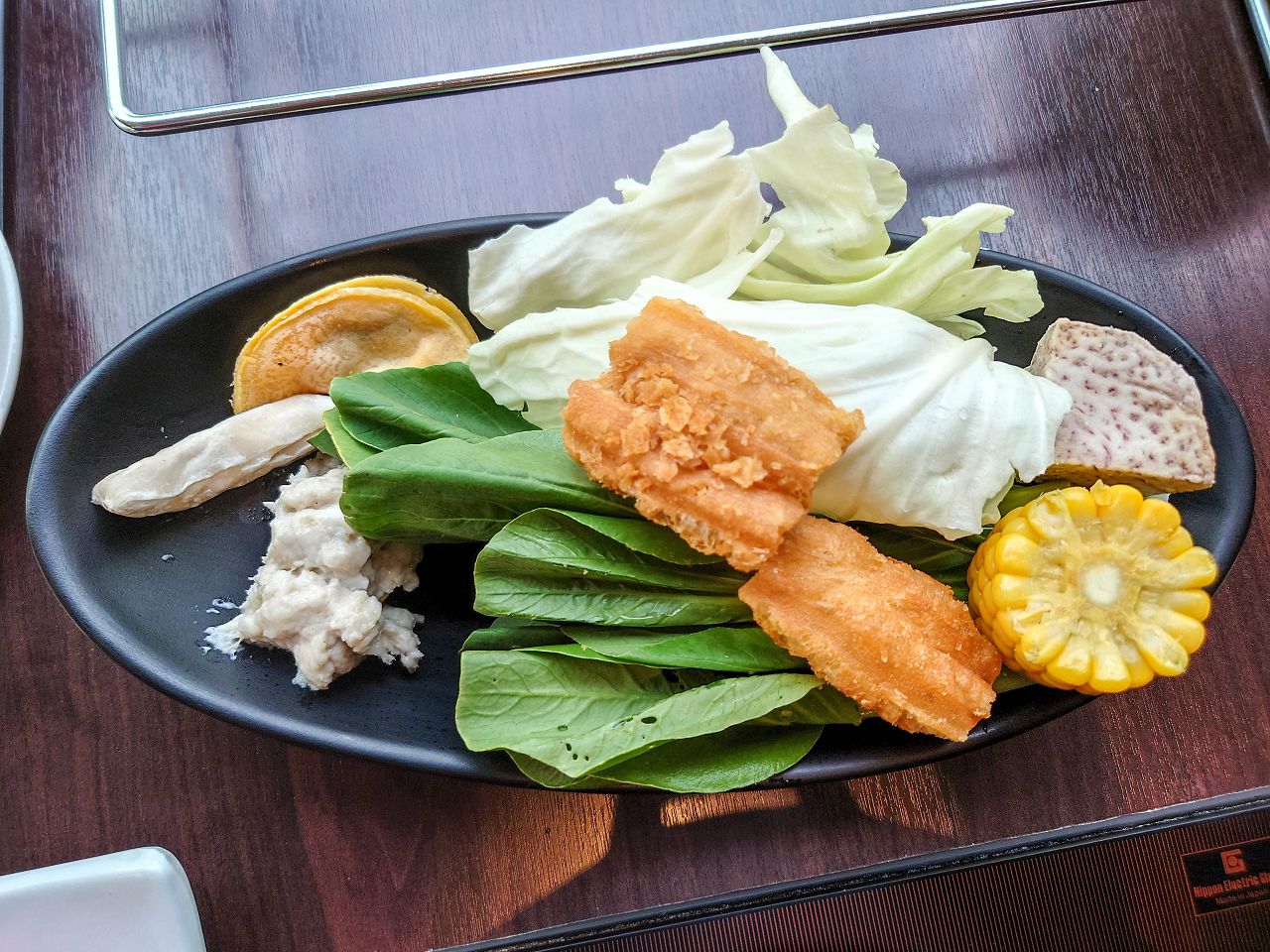 [食記][高雄市] 肉多多火鍋 高雄大順店 — 每人268元就能享有自助吧70多品吃到飽，高CP值火鍋好選擇，香氣十足的爆炒招牌石頭湯，適合涮煮酸菜魚的私房酸菜鍋。