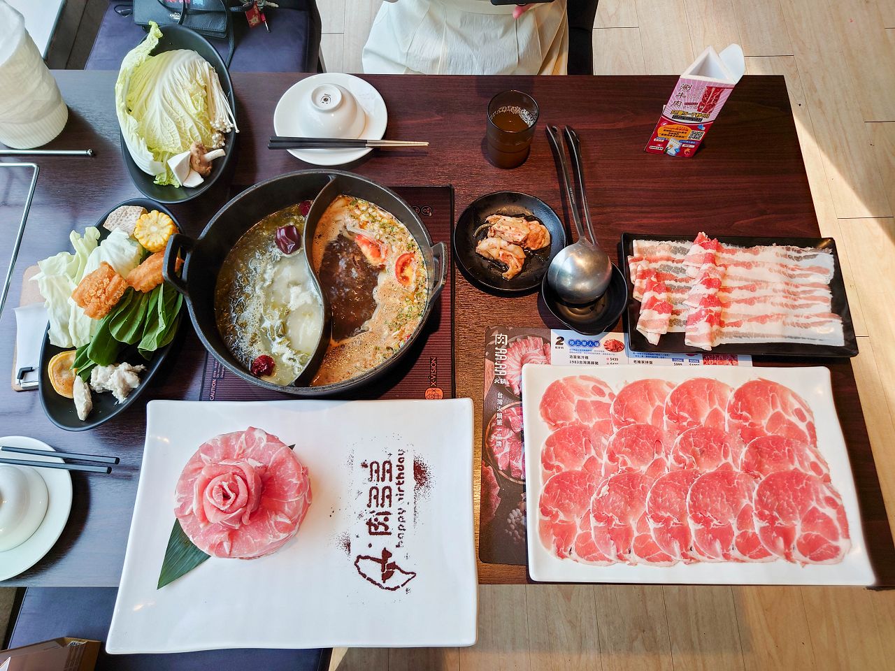 [食記][高雄市] 肉多多火鍋 高雄大順店 — 每人268元就能享有自助吧70多品吃到飽，高CP值火鍋好選擇，香氣十足的爆炒招牌石頭湯，適合涮煮酸菜魚的私房酸菜鍋。