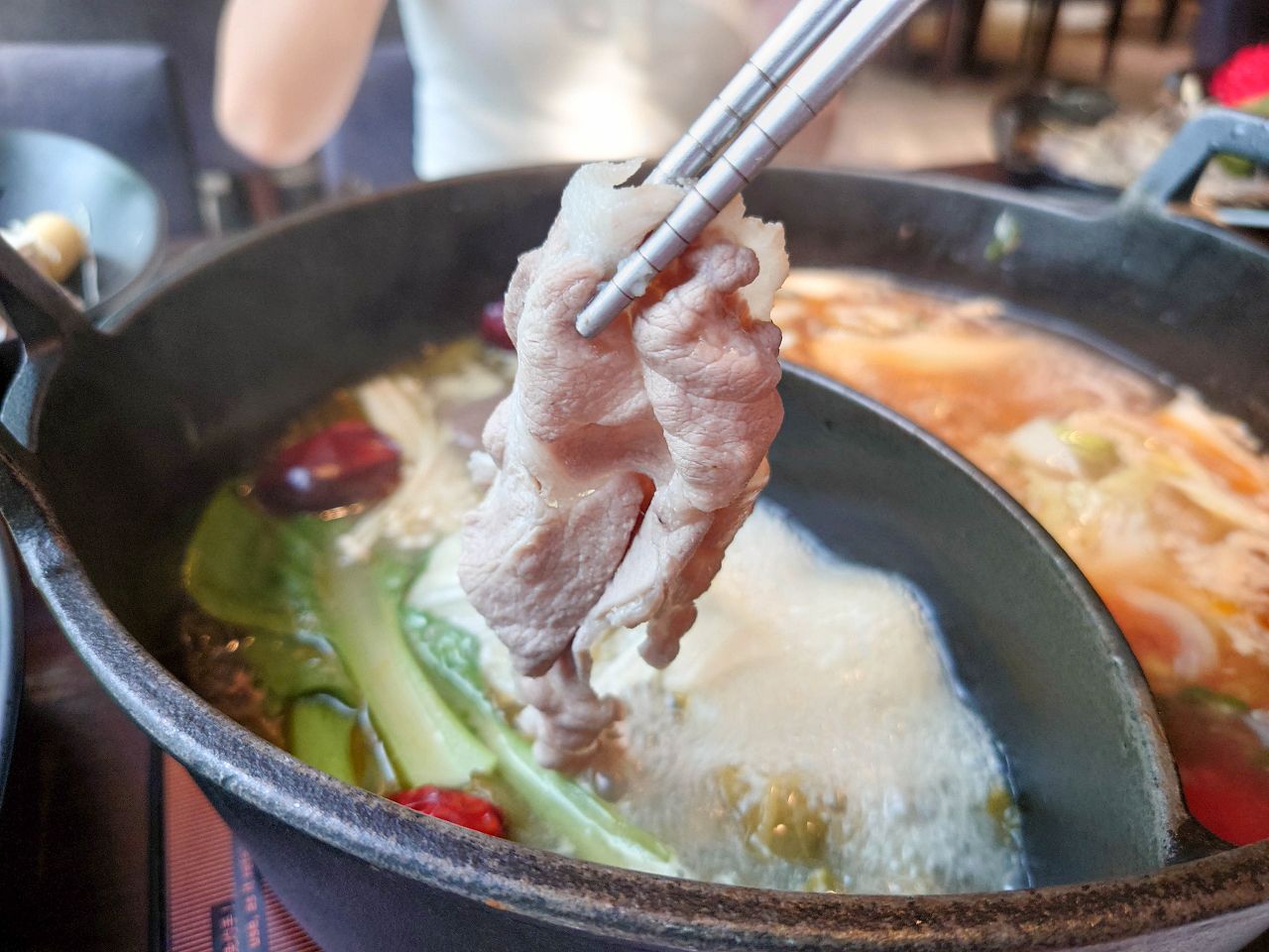 [食記][高雄市] 肉多多火鍋 高雄大順店 — 每人268元就能享有自助吧70多品吃到飽，高CP值火鍋好選擇，香氣十足的爆炒招牌石頭湯，適合涮煮酸菜魚的私房酸菜鍋。
