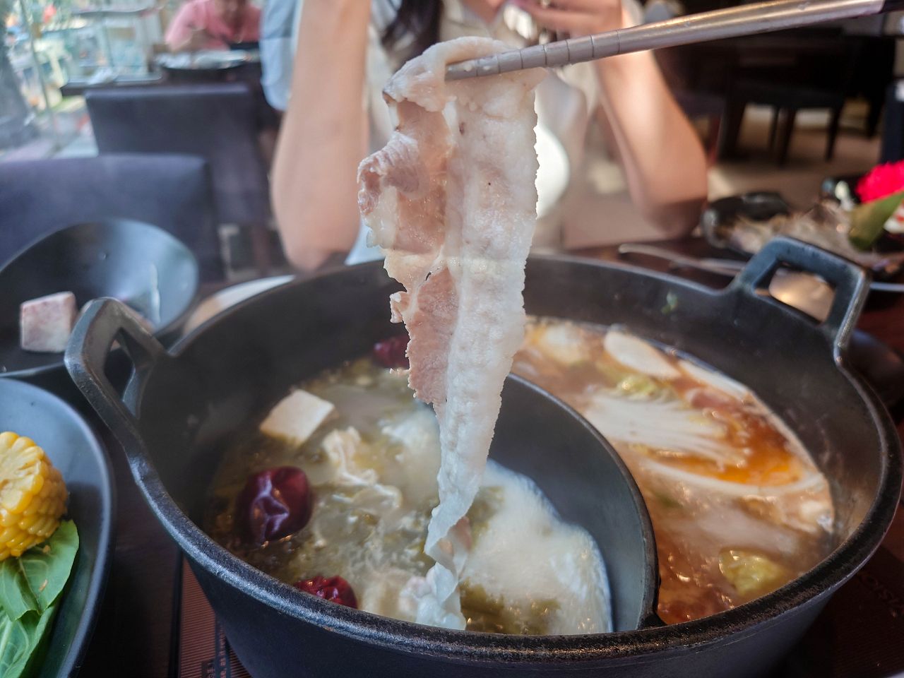 [食記][高雄市] 肉多多火鍋 高雄大順店 — 每人268元就能享有自助吧70多品吃到飽，高CP值火鍋好選擇，香氣十足的爆炒招牌石頭湯，適合涮煮酸菜魚的私房酸菜鍋。