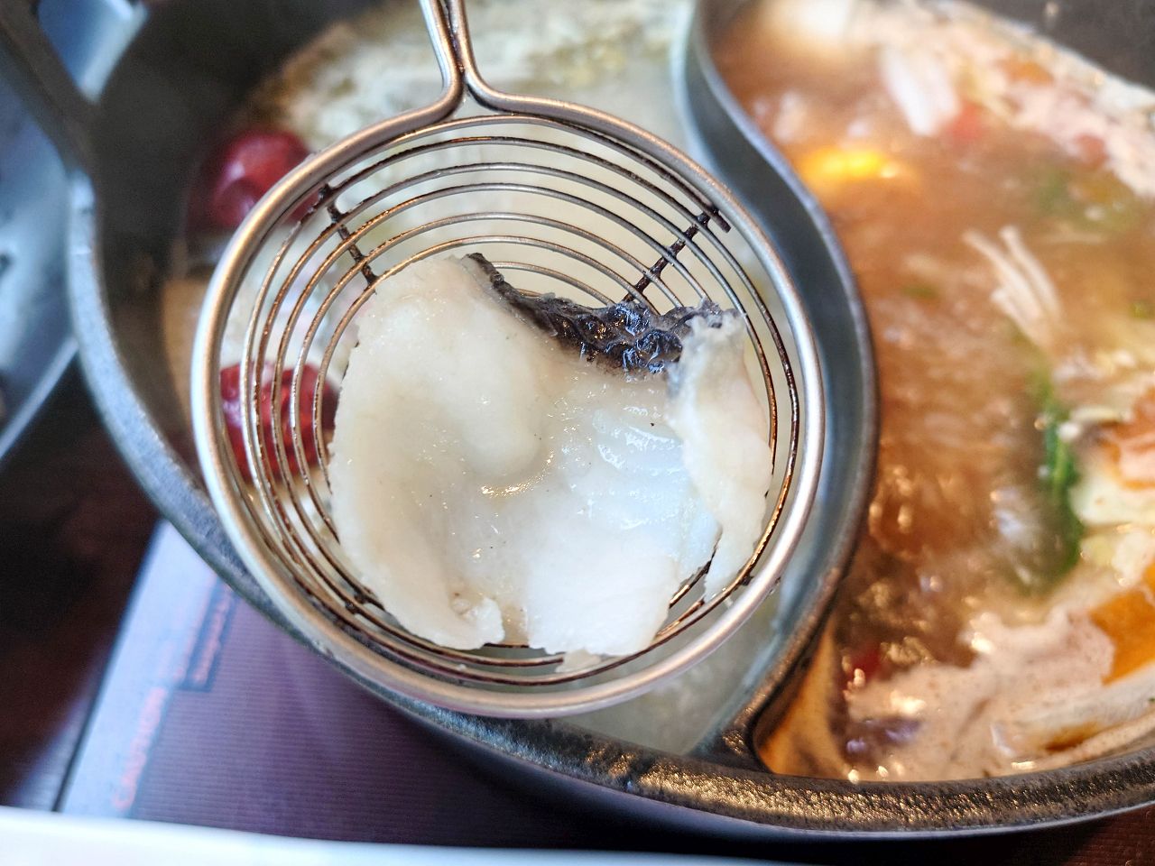 [食記][高雄市] 肉多多火鍋 高雄大順店 — 每人268元就能享有自助吧70多品吃到飽，高CP值火鍋好選擇，香氣十足的爆炒招牌石頭湯，適合涮煮酸菜魚的私房酸菜鍋。