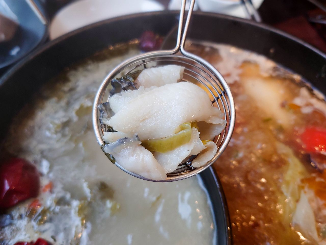 [食記][高雄市] 肉多多火鍋 高雄大順店 — 每人268元就能享有自助吧70多品吃到飽，高CP值火鍋好選擇，香氣十足的爆炒招牌石頭湯，適合涮煮酸菜魚的私房酸菜鍋。