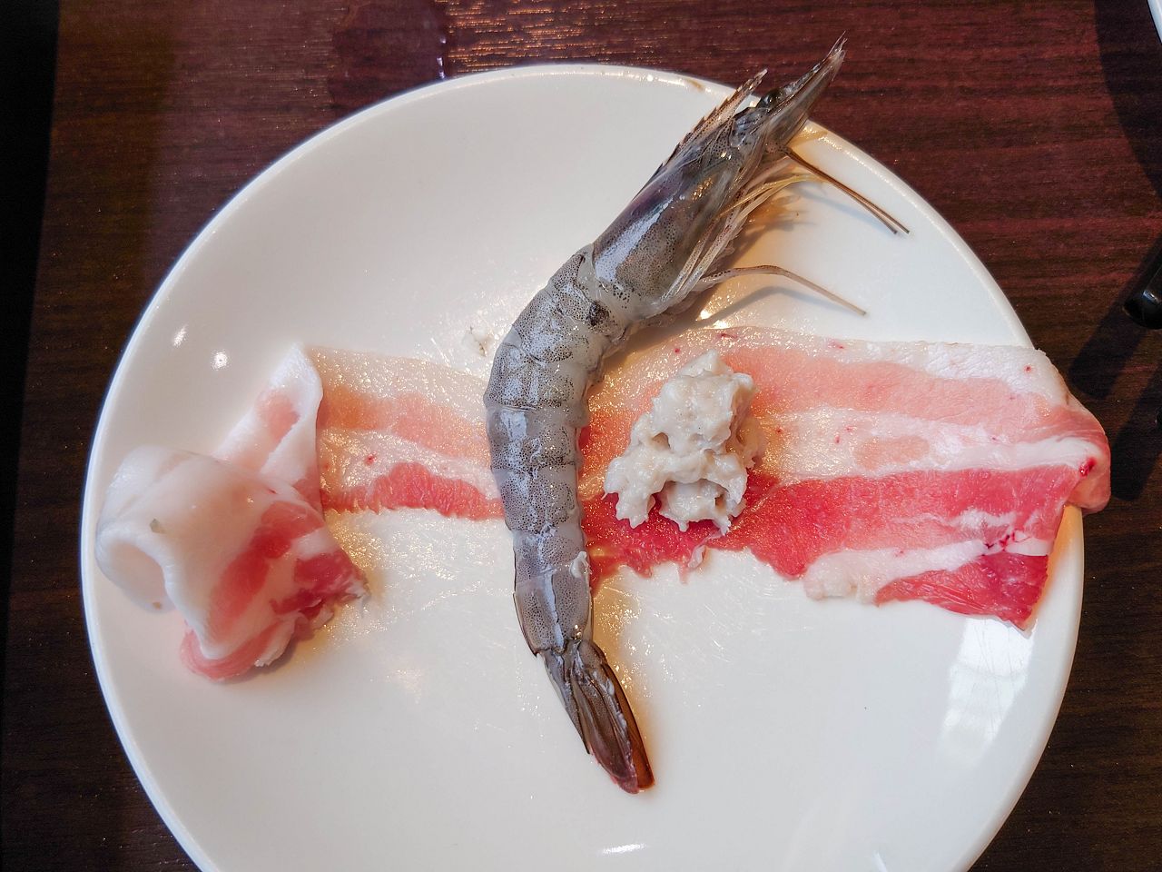 [食記][高雄市] 肉多多火鍋 高雄大順店 — 每人268元就能享有自助吧70多品吃到飽，高CP值火鍋好選擇，香氣十足的爆炒招牌石頭湯，適合涮煮酸菜魚的私房酸菜鍋。