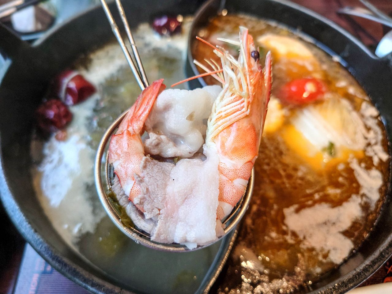 [食記][高雄市] 肉多多火鍋 高雄大順店 — 每人268元就能享有自助吧70多品吃到飽，高CP值火鍋好選擇，香氣十足的爆炒招牌石頭湯，適合涮煮酸菜魚的私房酸菜鍋。