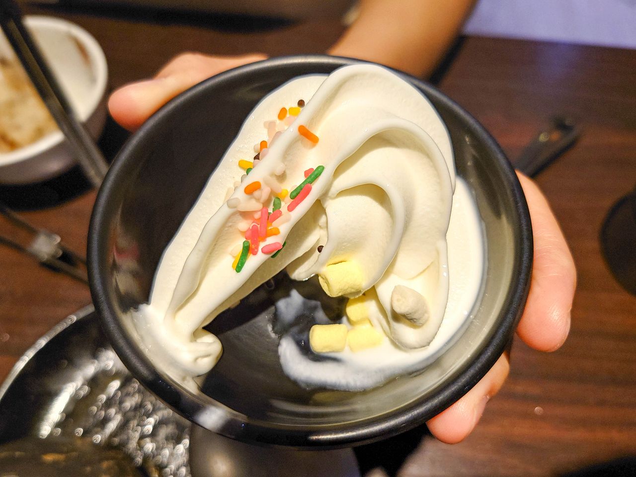 [食記][高雄市] 肉多多火鍋 高雄大順店 — 每人268元就能享有自助吧70多品吃到飽，高CP值火鍋好選擇，香氣十足的爆炒招牌石頭湯，適合涮煮酸菜魚的私房酸菜鍋。