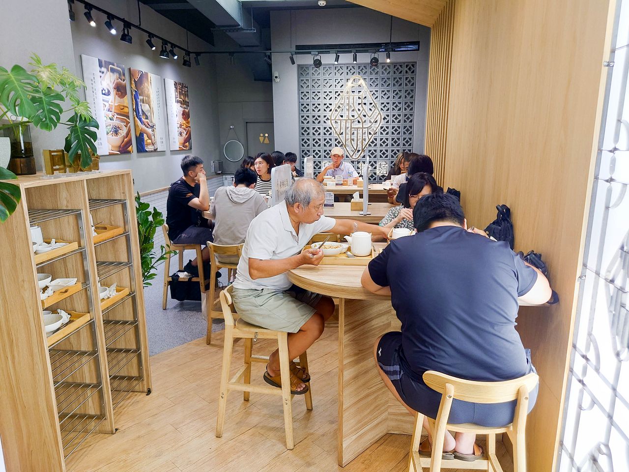 [食記][高雄市] 和林拾麵 — 主打配料豐富創意口味乾拌麵的文青風格麵館