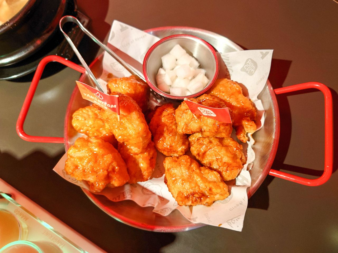 [食記][台北市] Bonchon Chicken 本村韓式炸雞 北車店 — 來自韓國釜山風靡全球的韓式炸雞品牌登台進駐台北車站，被紐約時報評為「紐約最美味炸雞」。