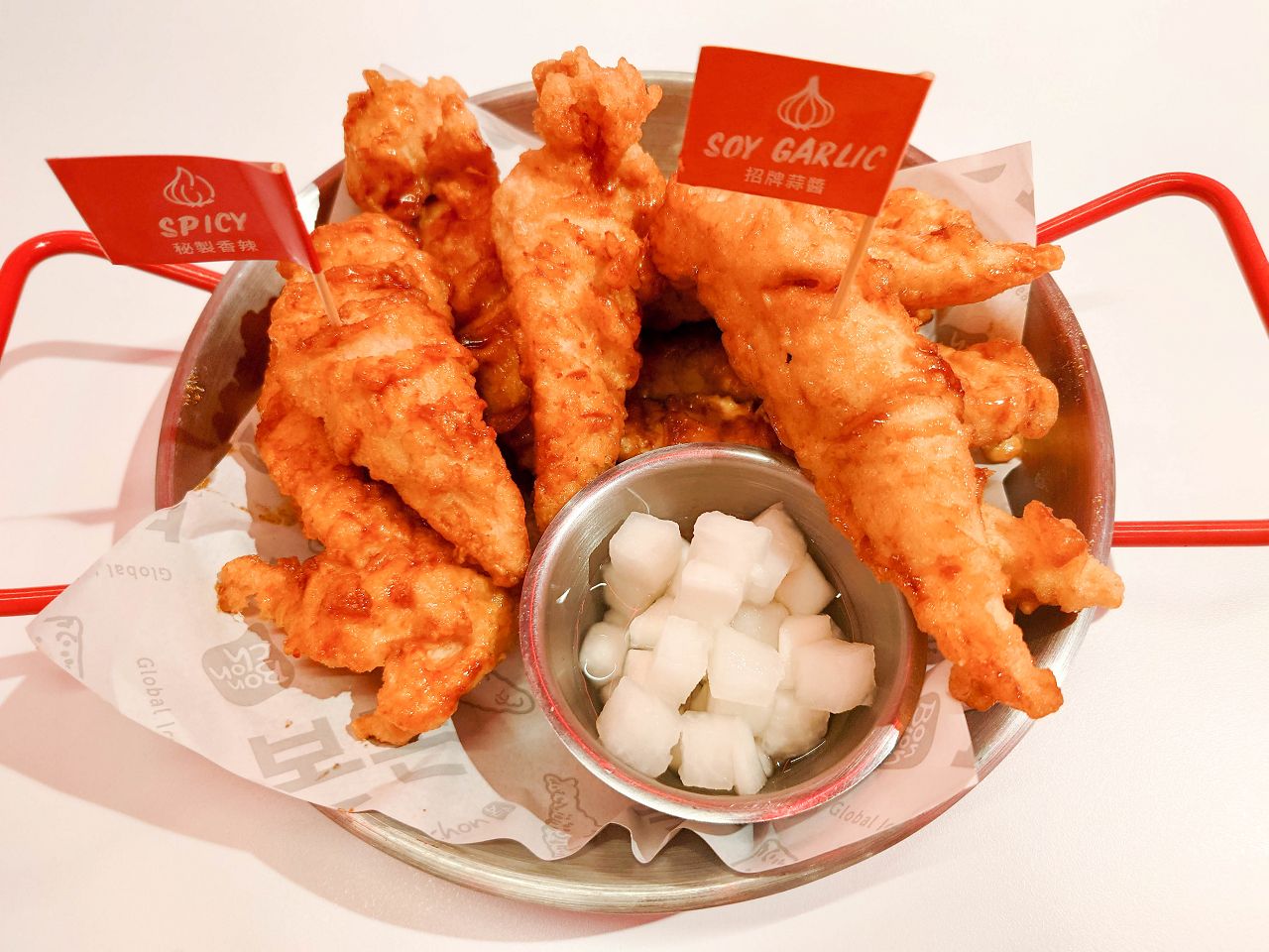 [食記][台北市] Bonchon Chicken 本村韓式炸雞 北車店 — 來自韓國釜山風靡全球的韓式炸雞品牌登台進駐台北車站，被紐約時報評為「紐約最美味炸雞」。
