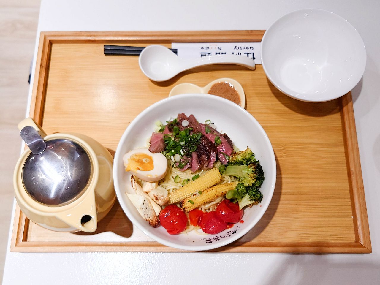 [食記][台北市] 仕紳品麵 Gentry Noodle — 加入法式煨雞湯的創意麵食，一麵二吃創新吃法。