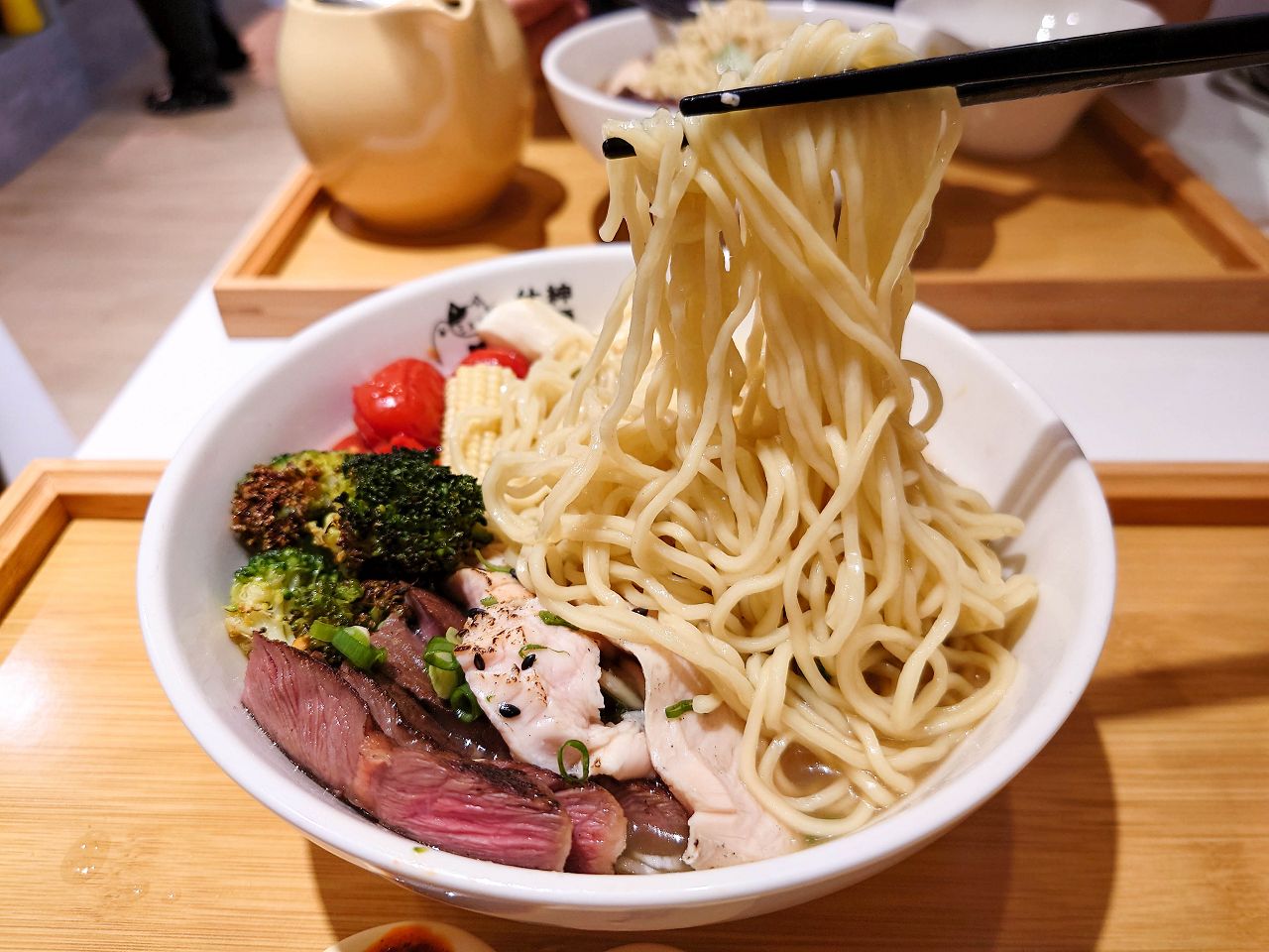 [食記][台北市] 仕紳品麵 Gentry Noodle — 加入法式煨雞湯的創意麵食，一麵二吃創新吃法。