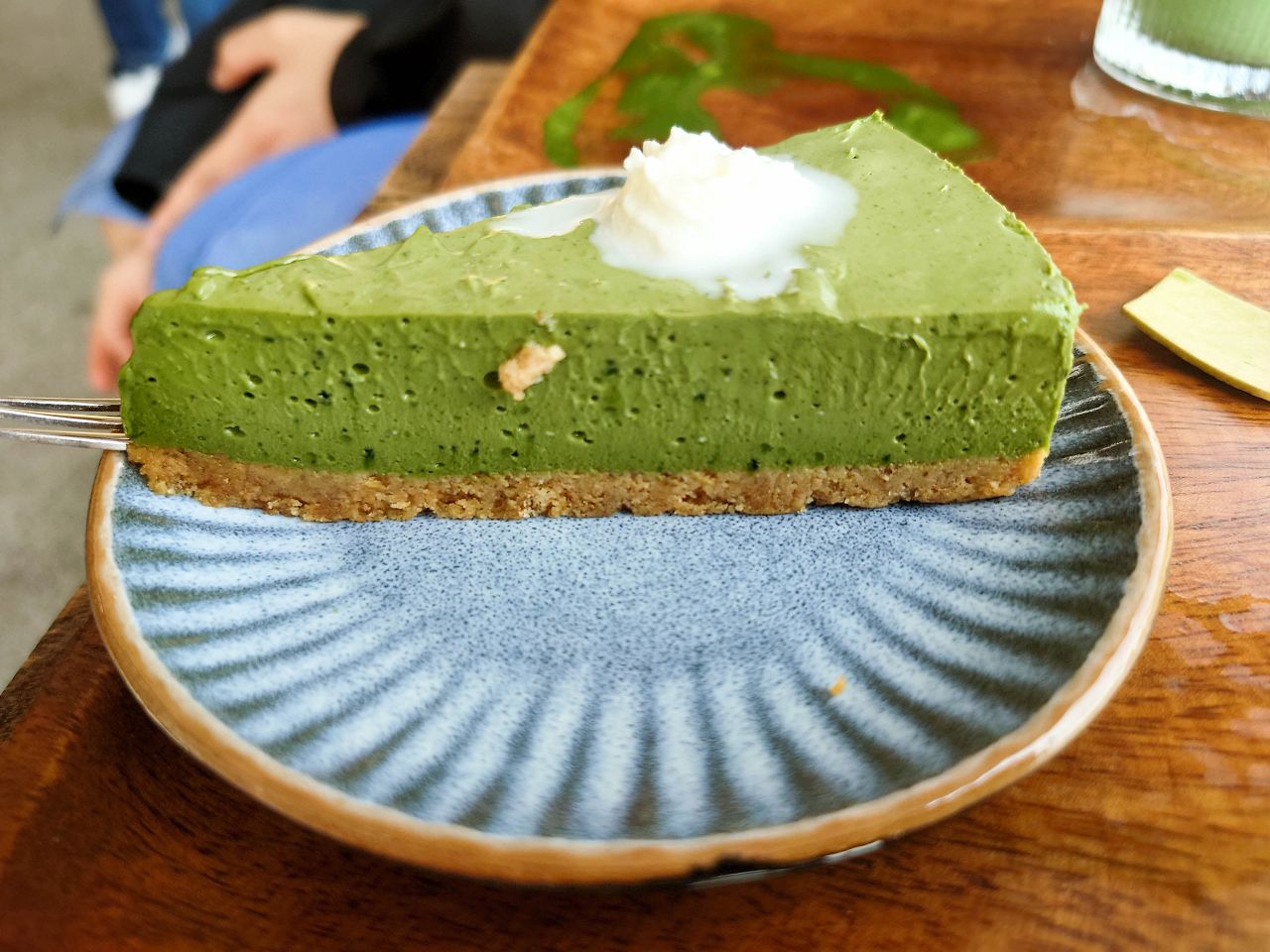 [食記][新北市][淡水區] 之藍じらん 抹茶販売店 — 淡水河畔旁抹茶專賣店，CP值高的抹茶甜點和飲品。