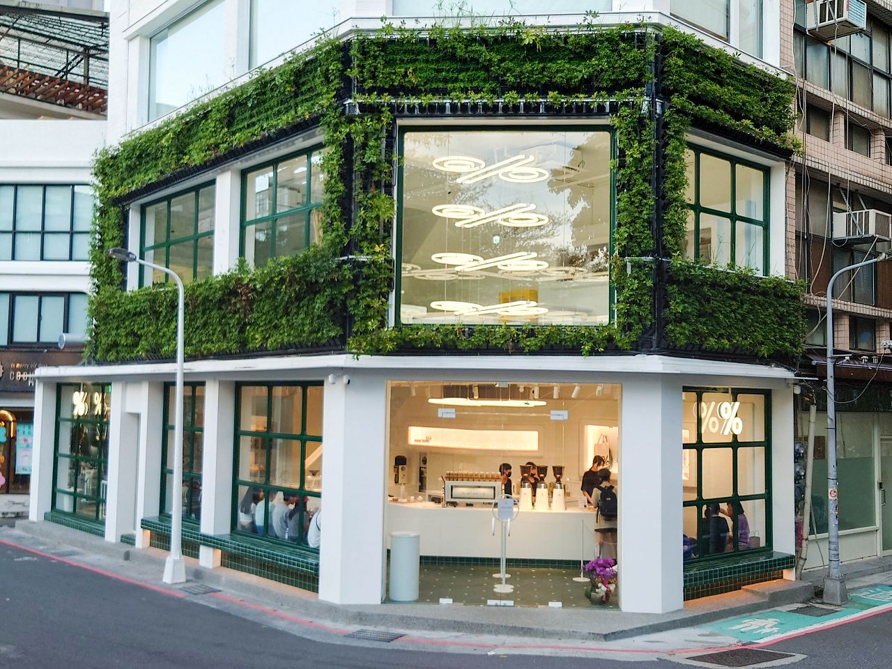 [食記][台北市] %Arabica 台北中山店 — 來自日本京都的咖啡名店在台灣的第二間店開在心中山線形公園旁，融合摩登和復古的白綠配色咖啡廳。