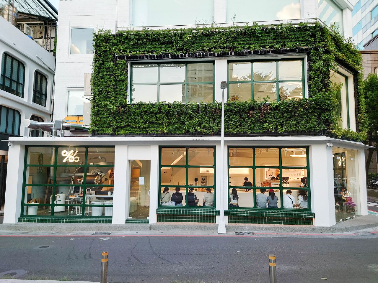 [食記][台北市] %Arabica 台北中山店 — 來自日本京都的咖啡名店在台灣的第二間店開在心中山線形公園旁，融合摩登和復古的白綠配色咖啡廳。